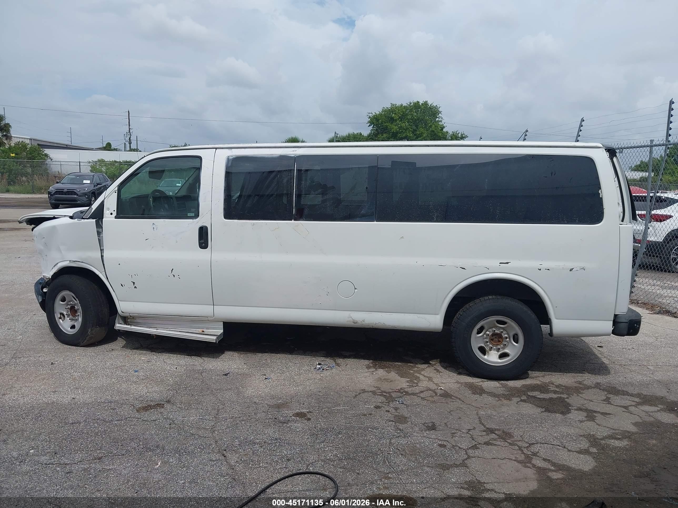 2010 Chevrolet Express 3500 Ls White vin: 1GA2GZDG7A1128577