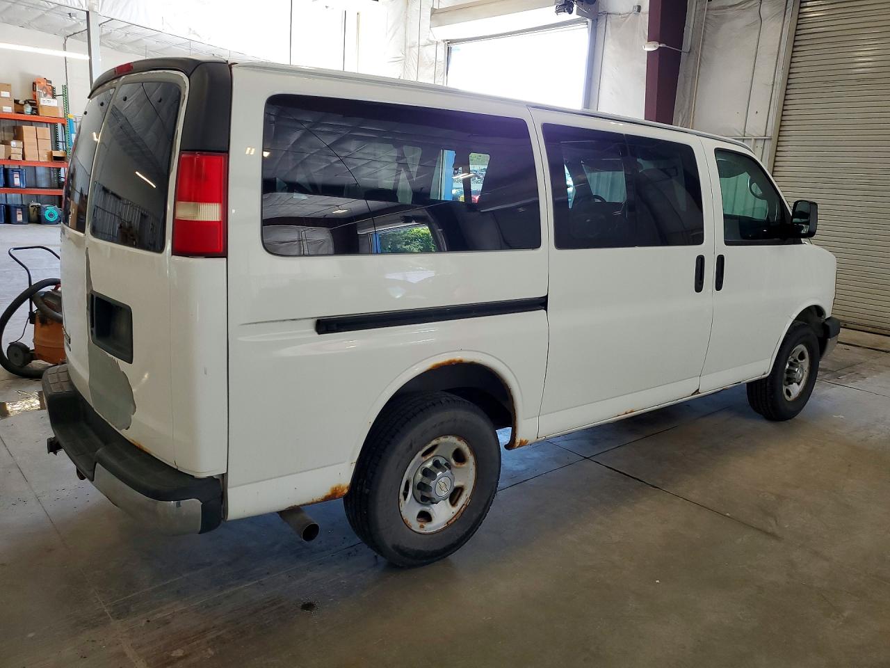 2009 Chevrolet Express G3500 White vin: 1GAHG35K591179727