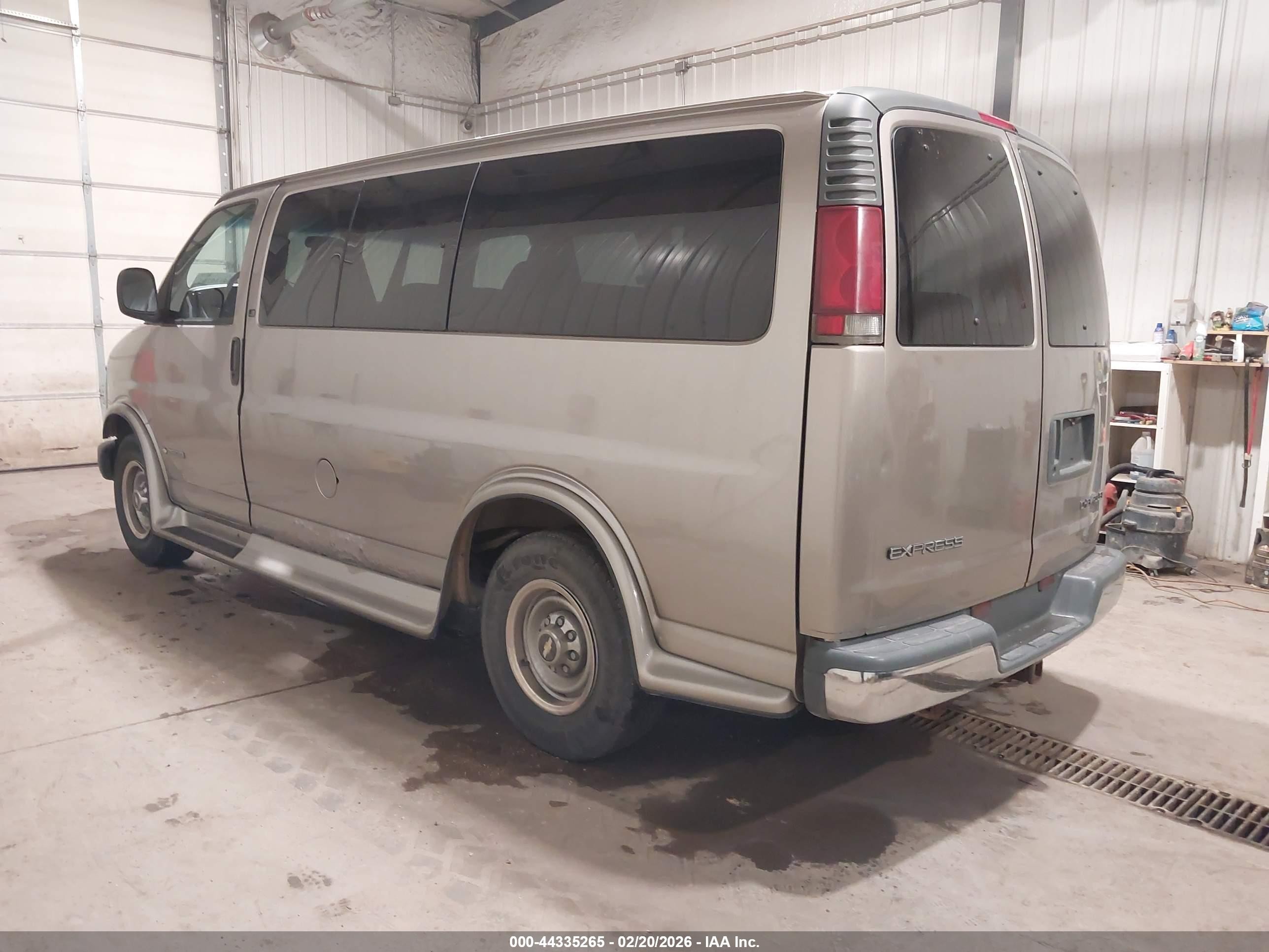 2002 Chevrolet Express   Gold vin: 1GAHG35R521214074