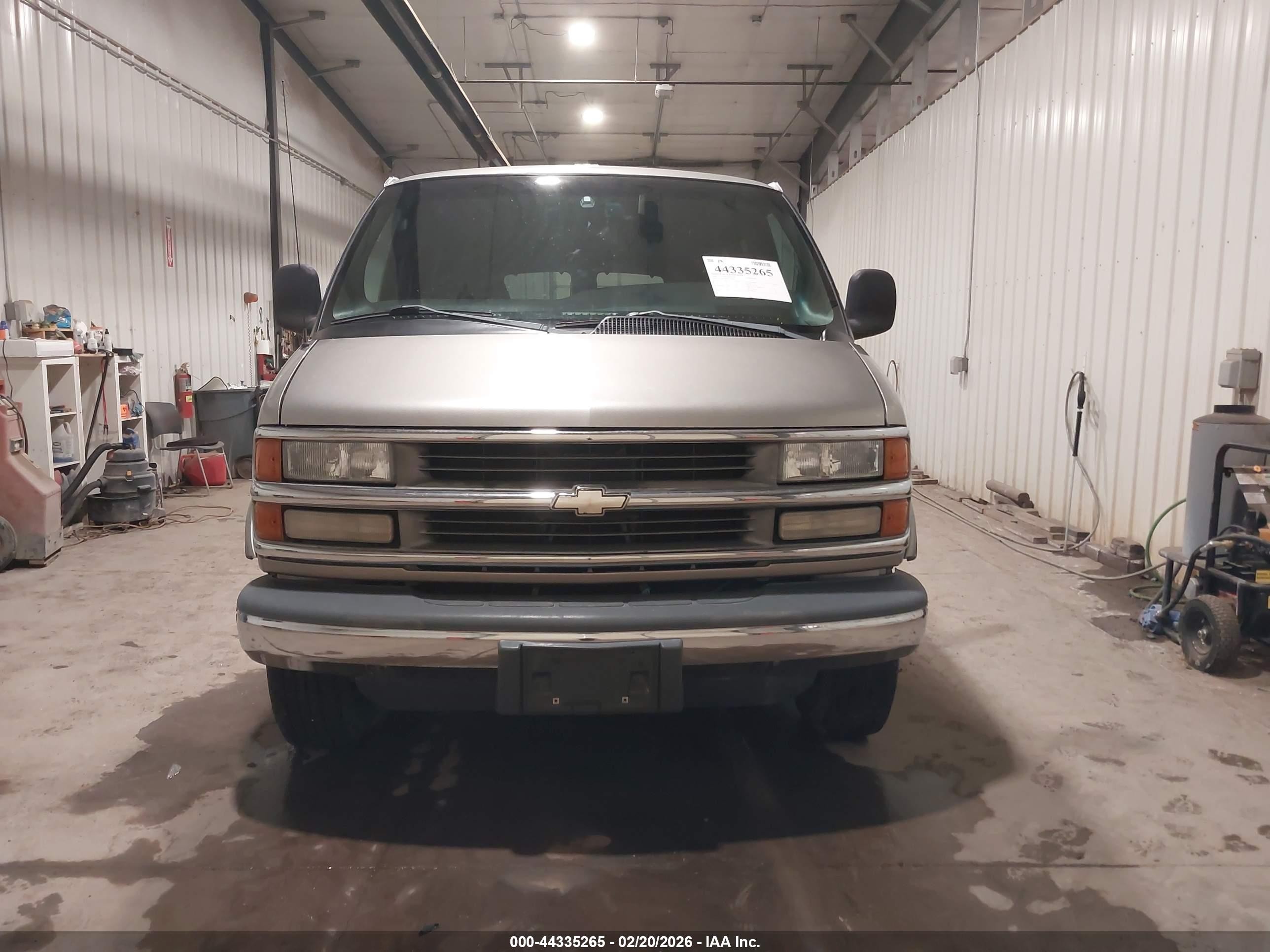 2002 Chevrolet Express   Gold vin: 1GAHG35R521214074