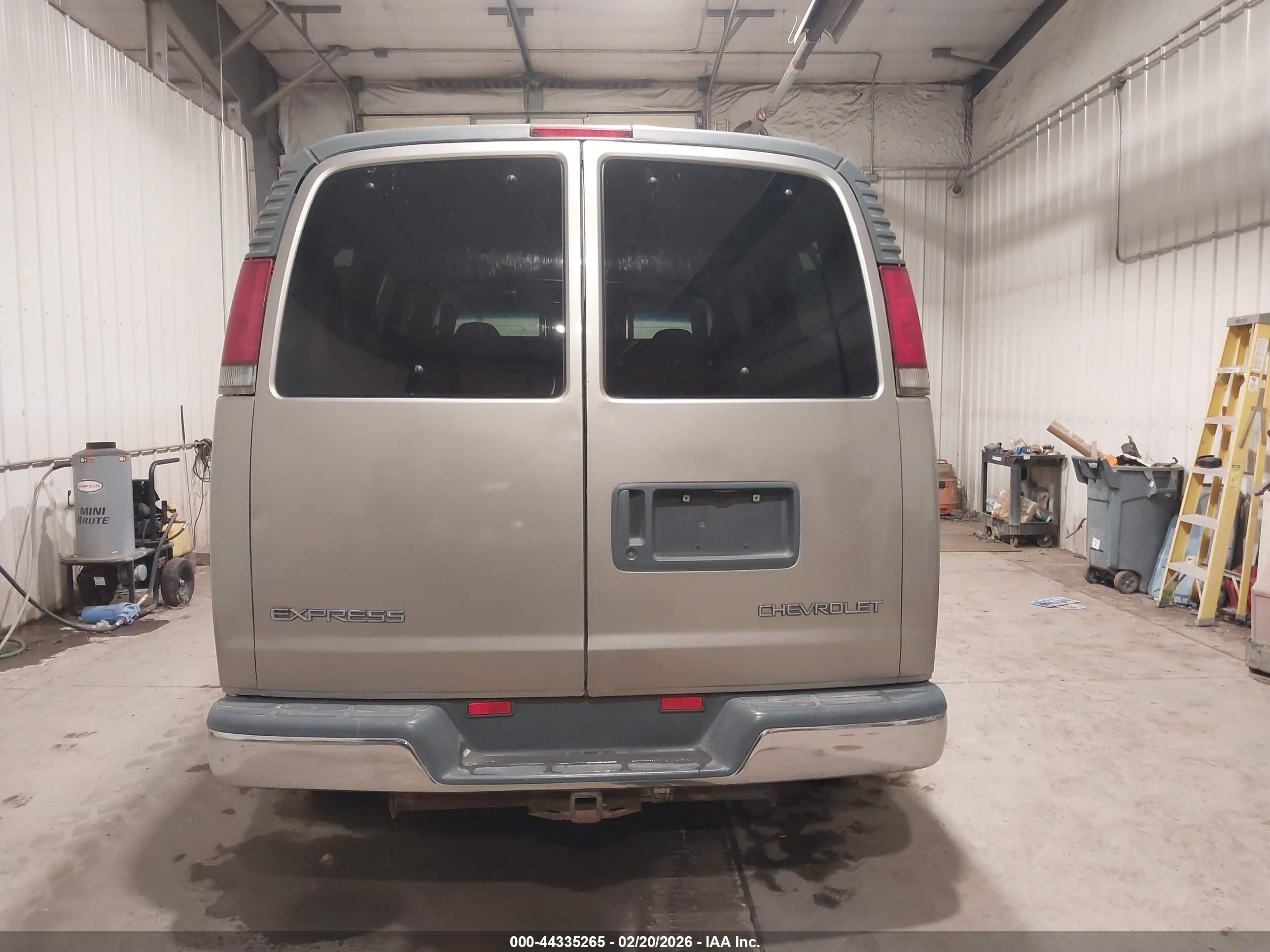 2002 Chevrolet Express   Gold vin: 1GAHG35R521214074