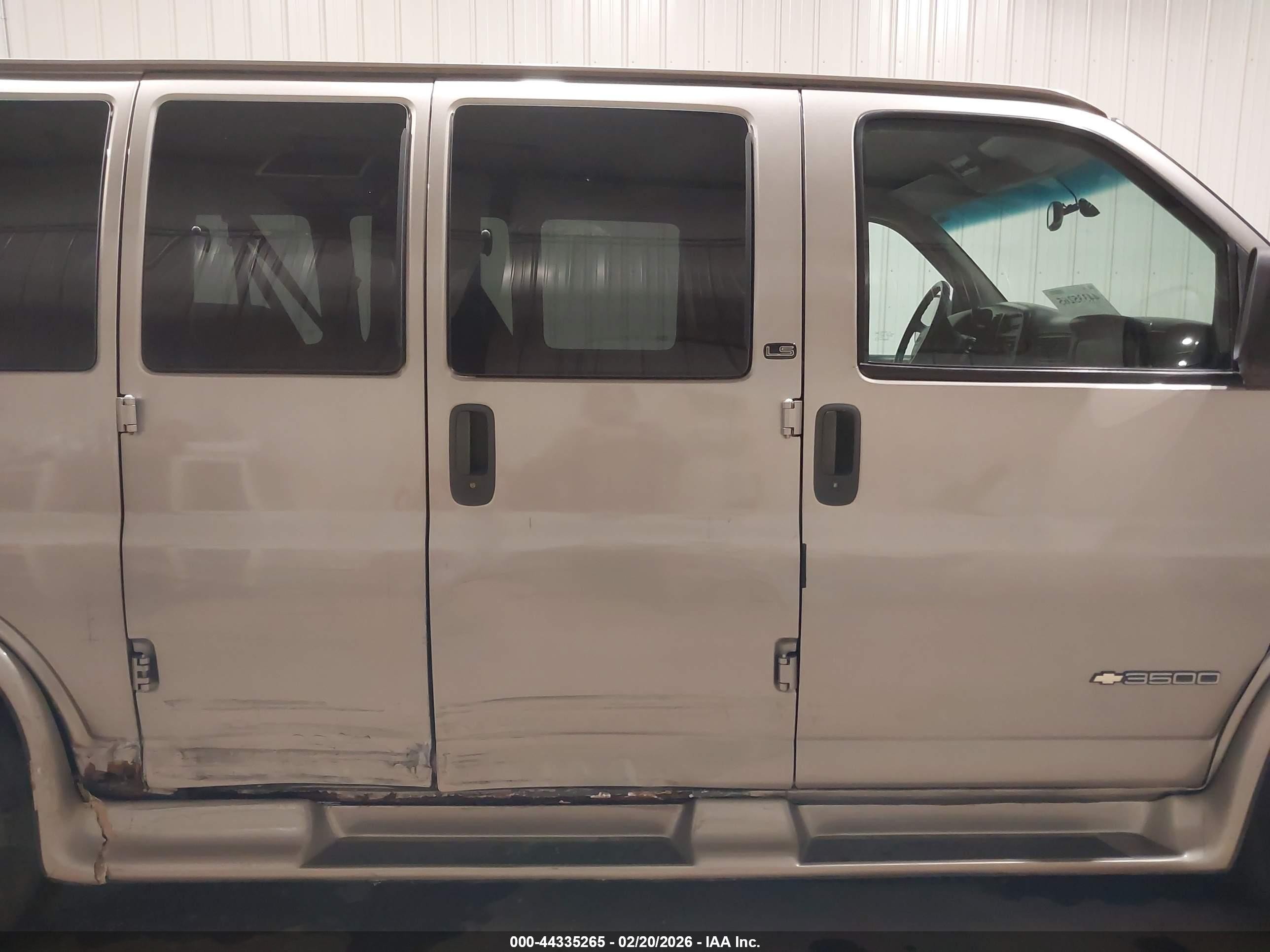2002 Chevrolet Express   Gold vin: 1GAHG35R521214074