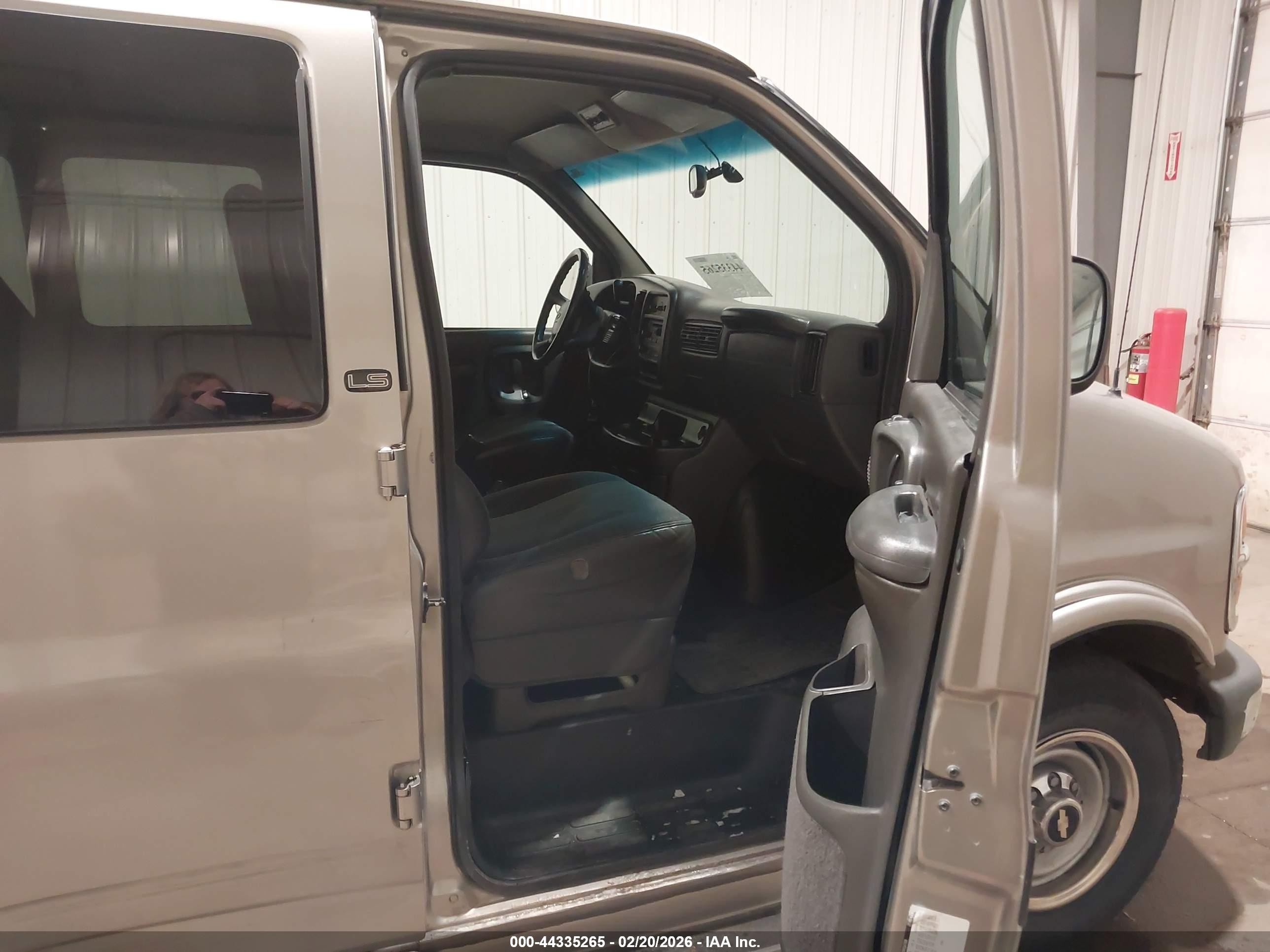 2002 Chevrolet Express   Gold vin: 1GAHG35R521214074