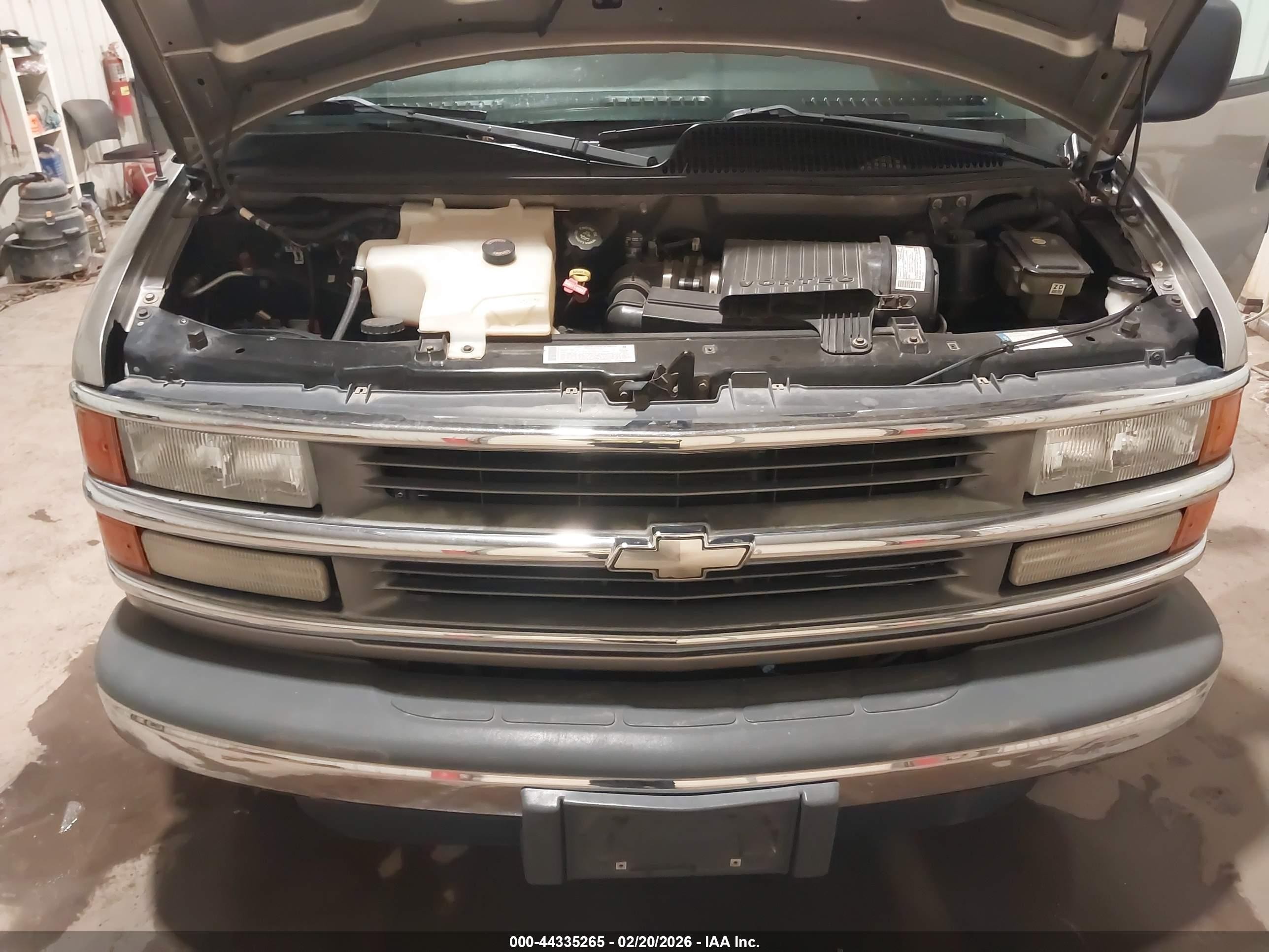 2002 Chevrolet Express   Gold vin: 1GAHG35R521214074