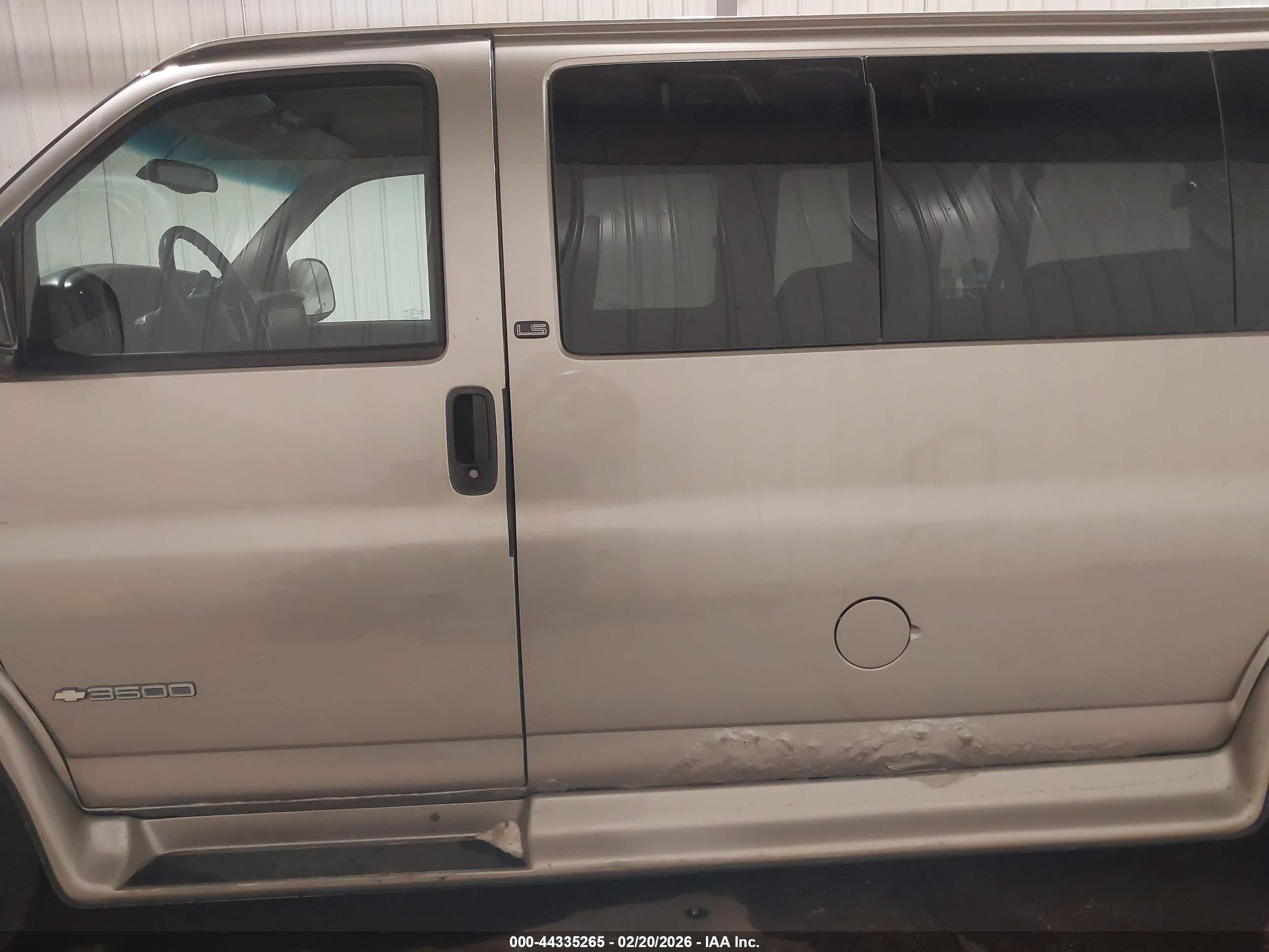 2002 Chevrolet Express   Gold vin: 1GAHG35R521214074