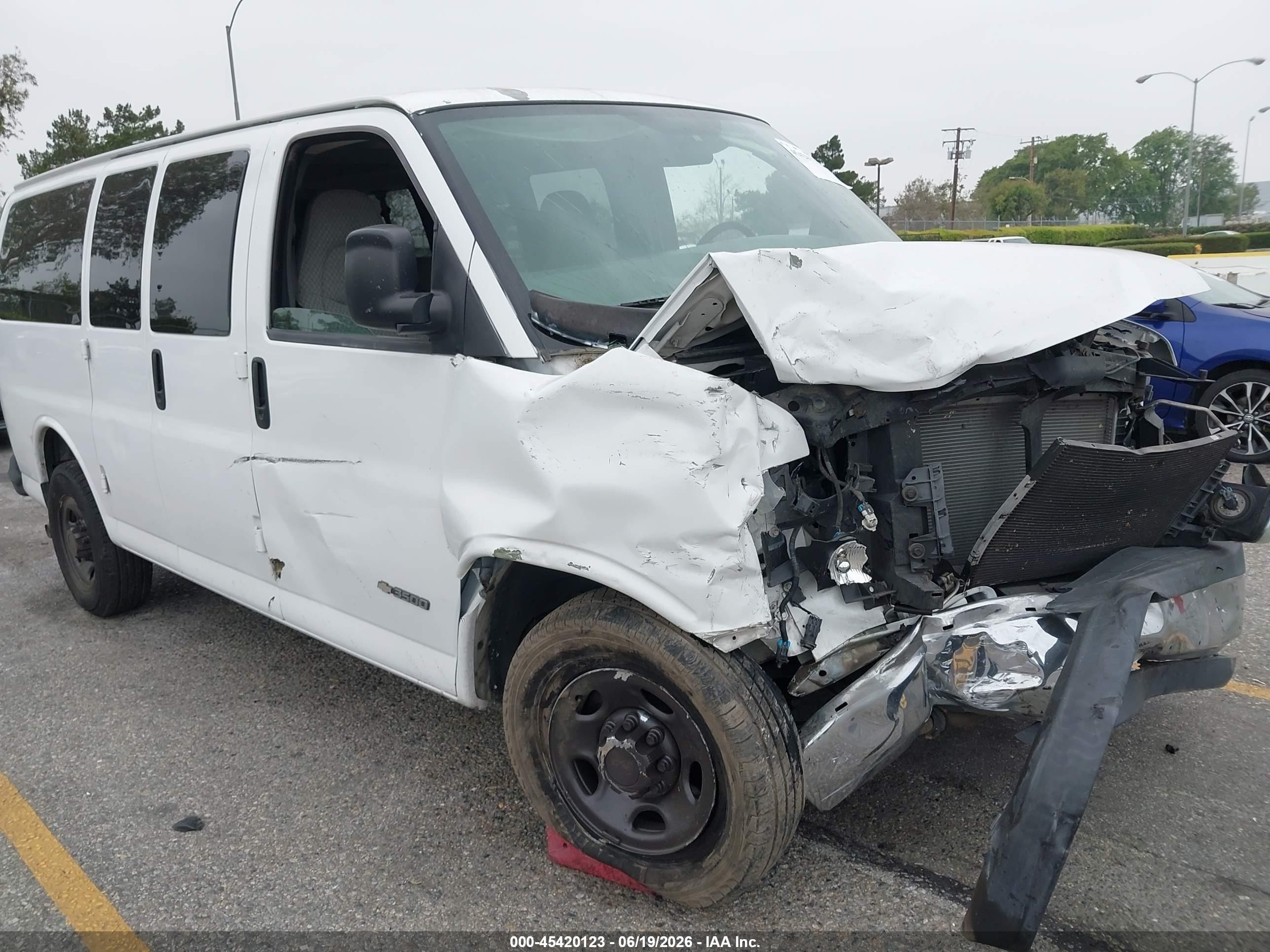 2006 Chevrolet Express Passenger Ls White vin: 1GAHG35U161239614