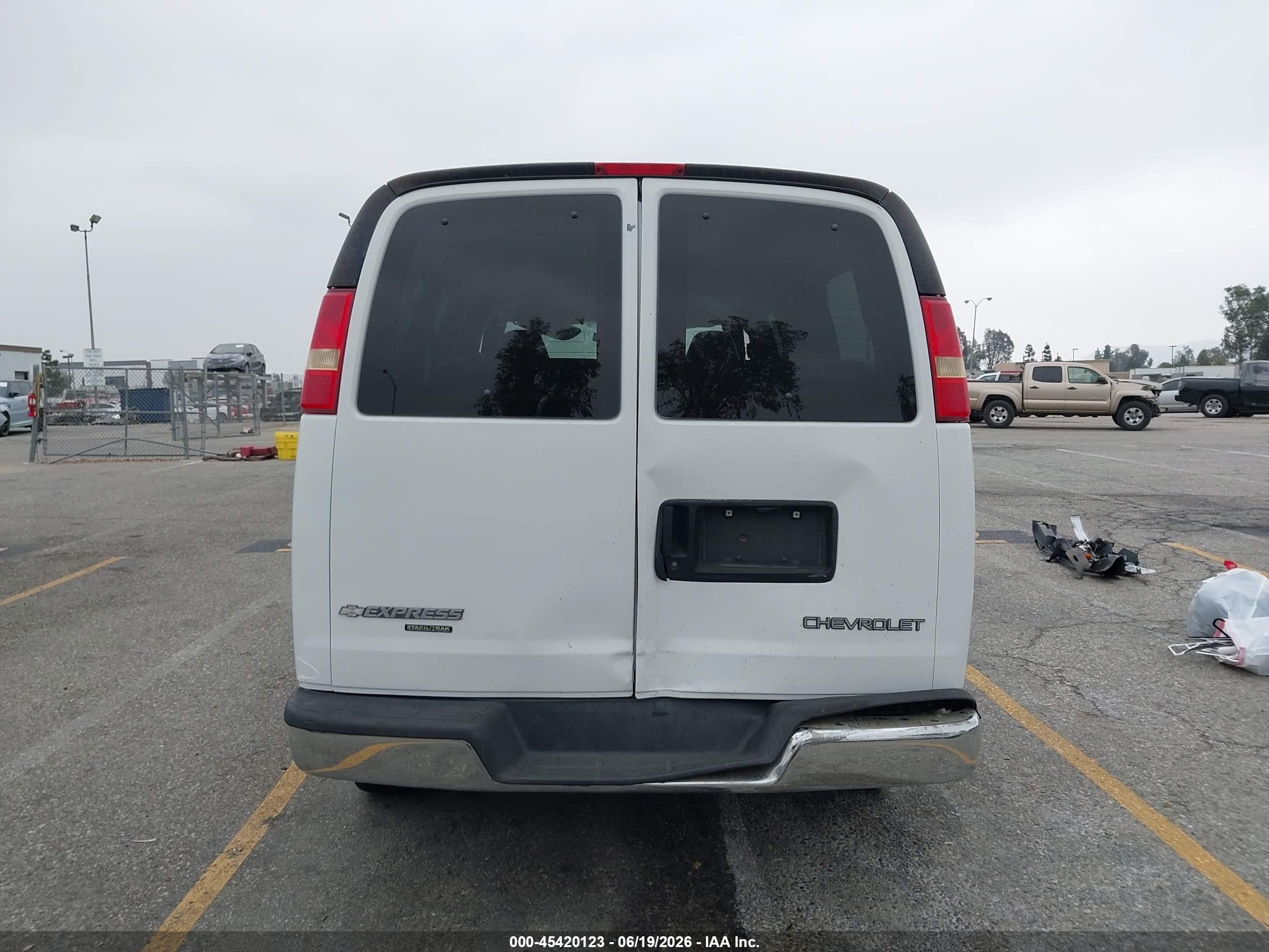 2006 Chevrolet Express Passenger Ls White vin: 1GAHG35U161239614