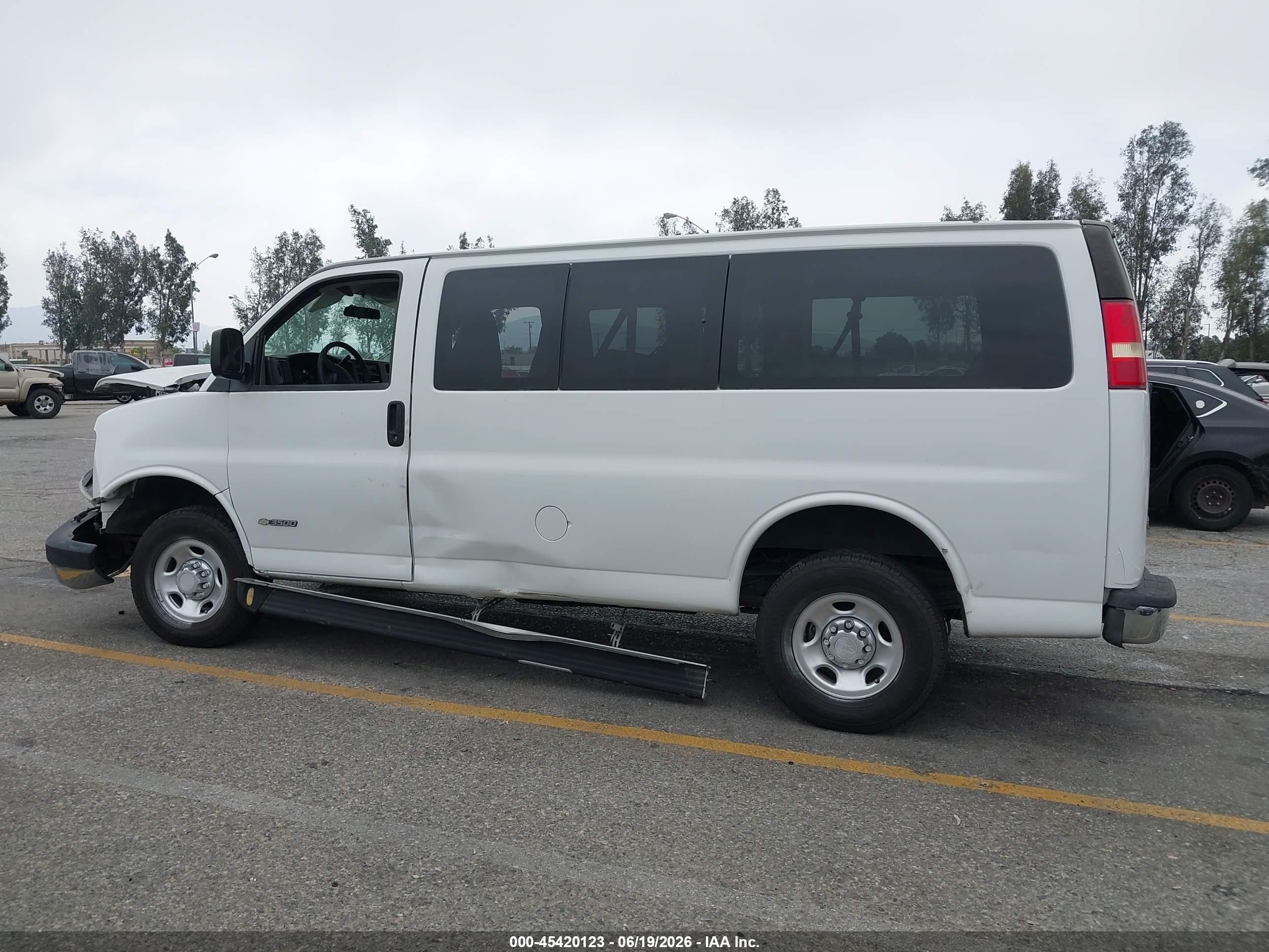 2006 Chevrolet Express Passenger Ls White vin: 1GAHG35U161239614