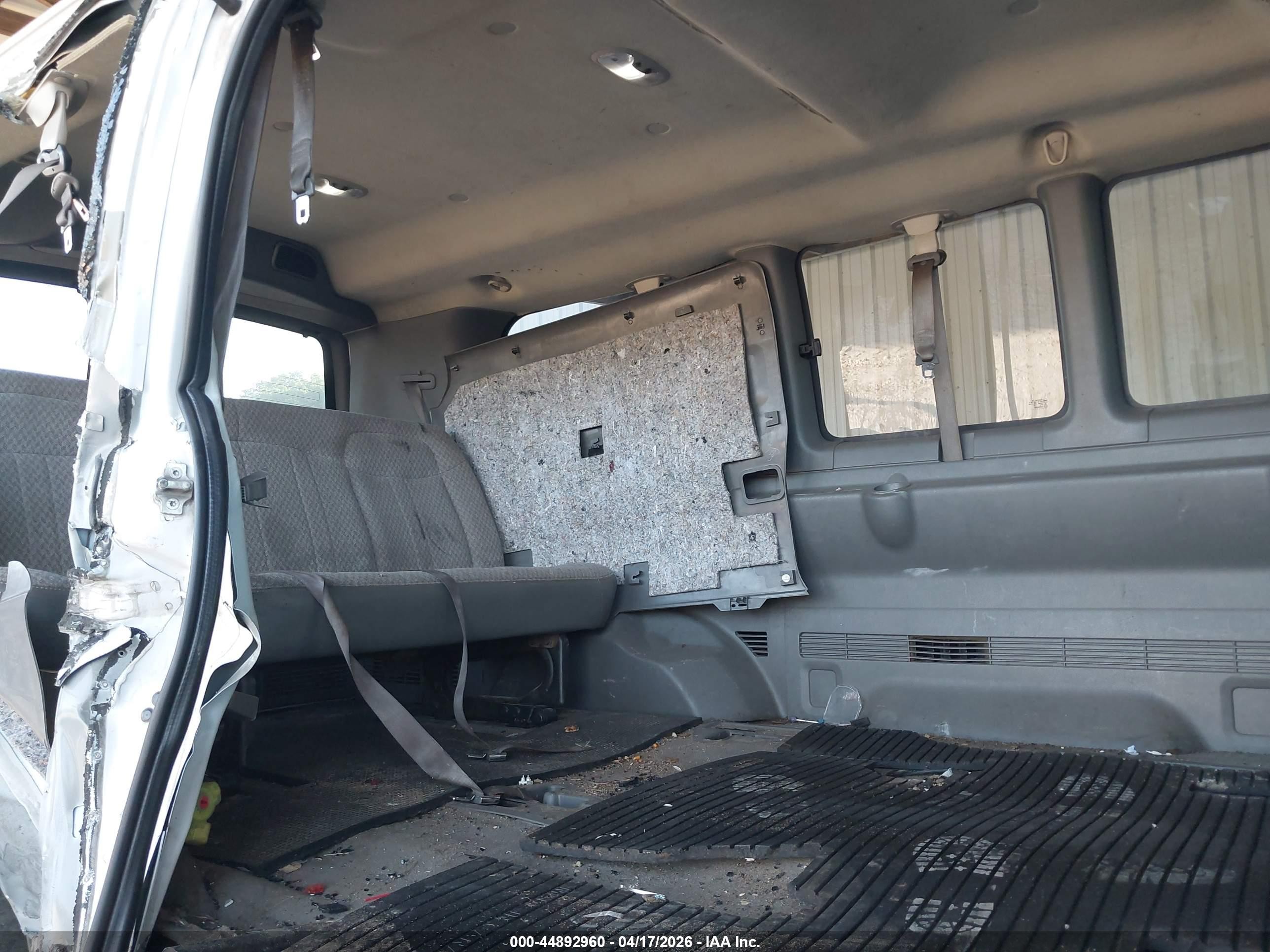 2007 Chevrolet Express Ls White vin: 1GAHG35U371122733
