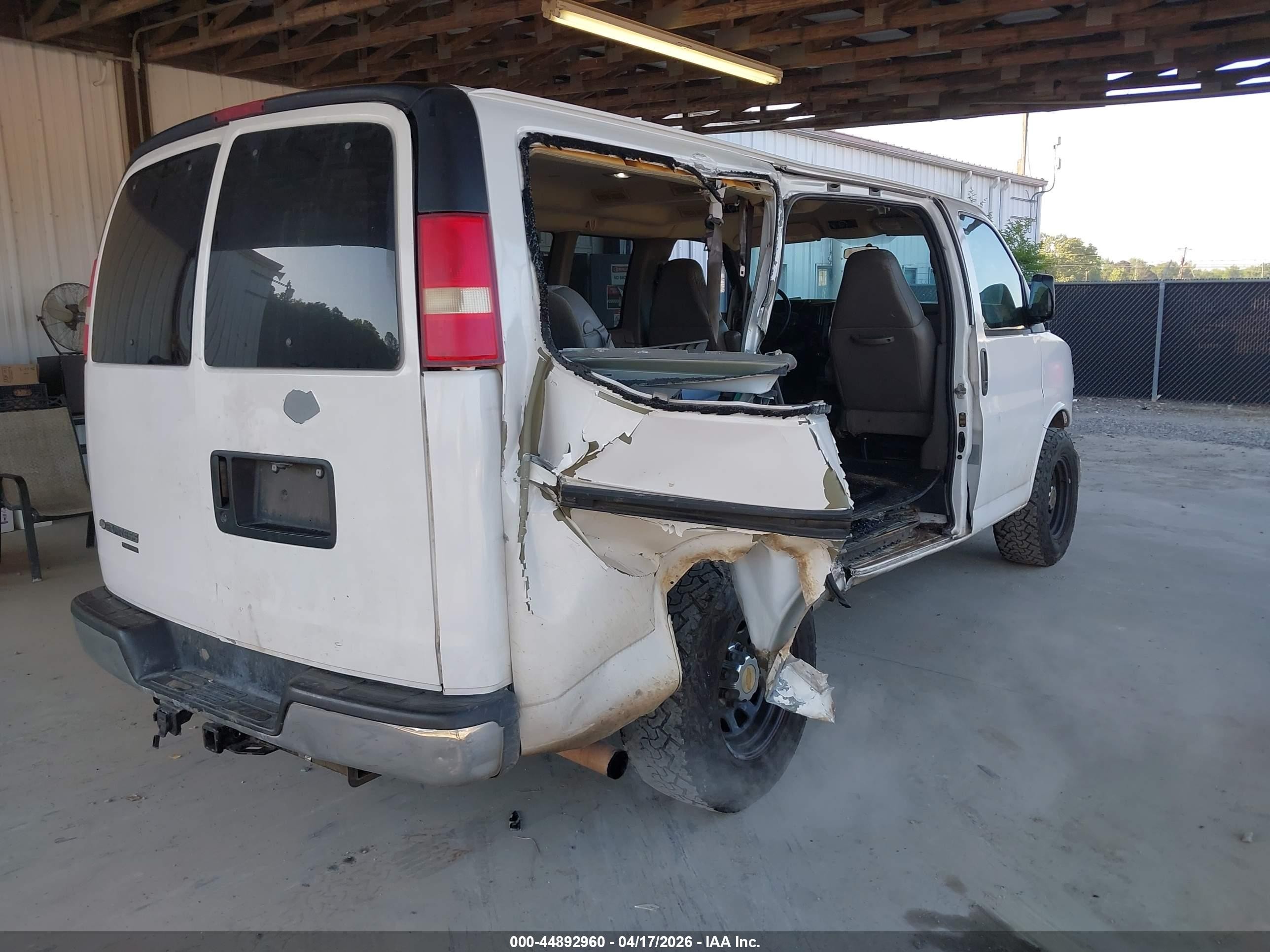 2007 Chevrolet Express Ls White vin: 1GAHG35U371122733