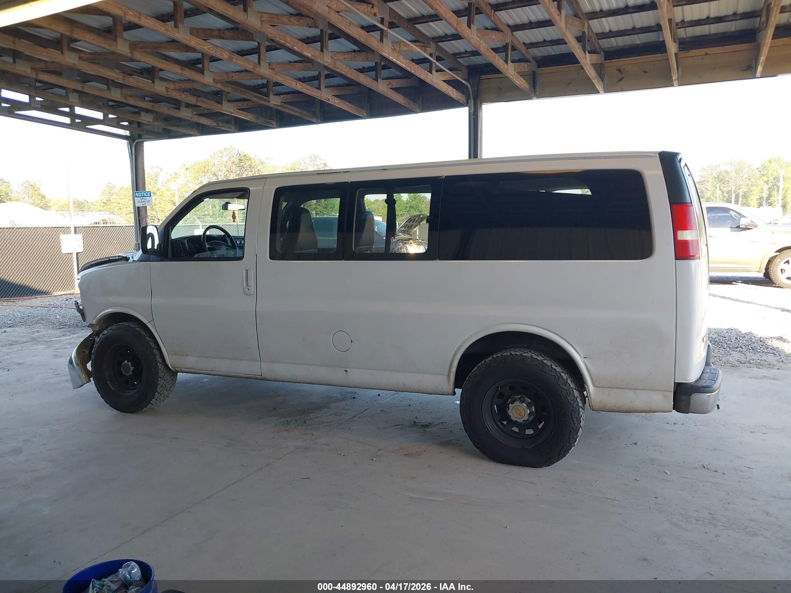2007 Chevrolet Express Ls White vin: 1GAHG35U371122733