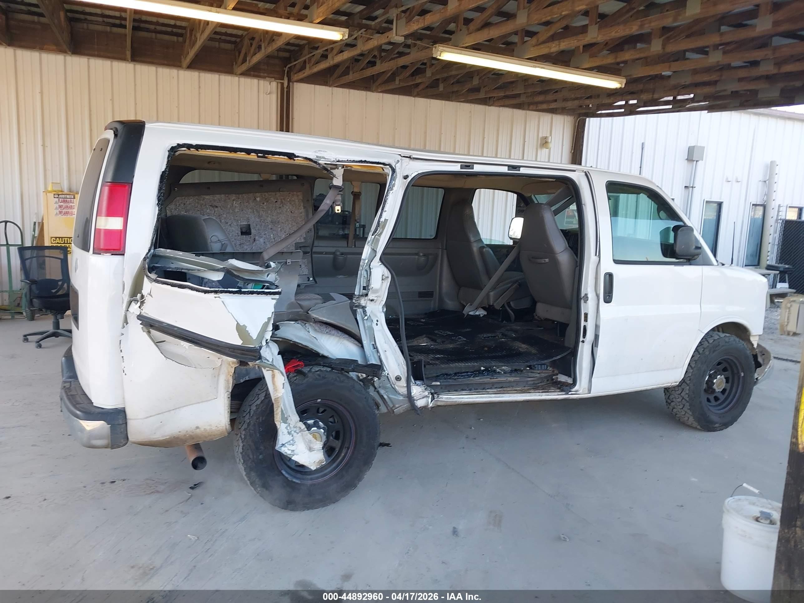 2007 Chevrolet Express Ls White vin: 1GAHG35U371122733