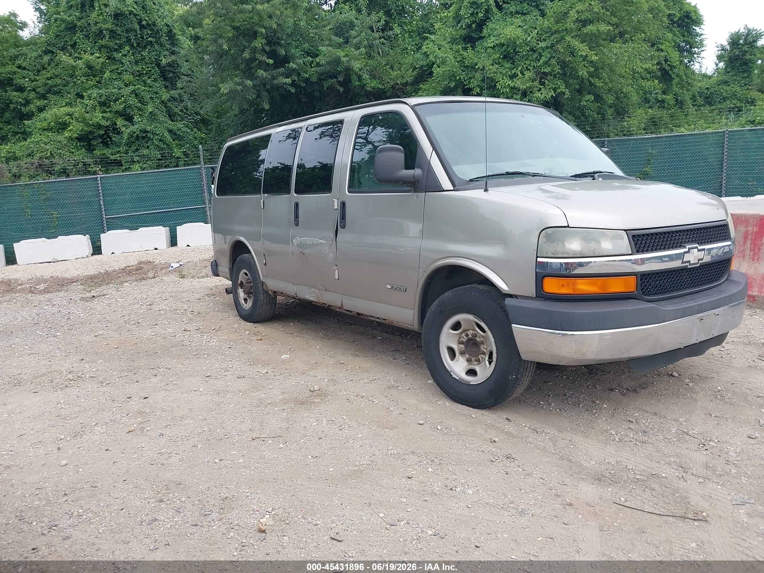 2003 Chevrolet Express   Gold vin: 1GAHG35U731229875