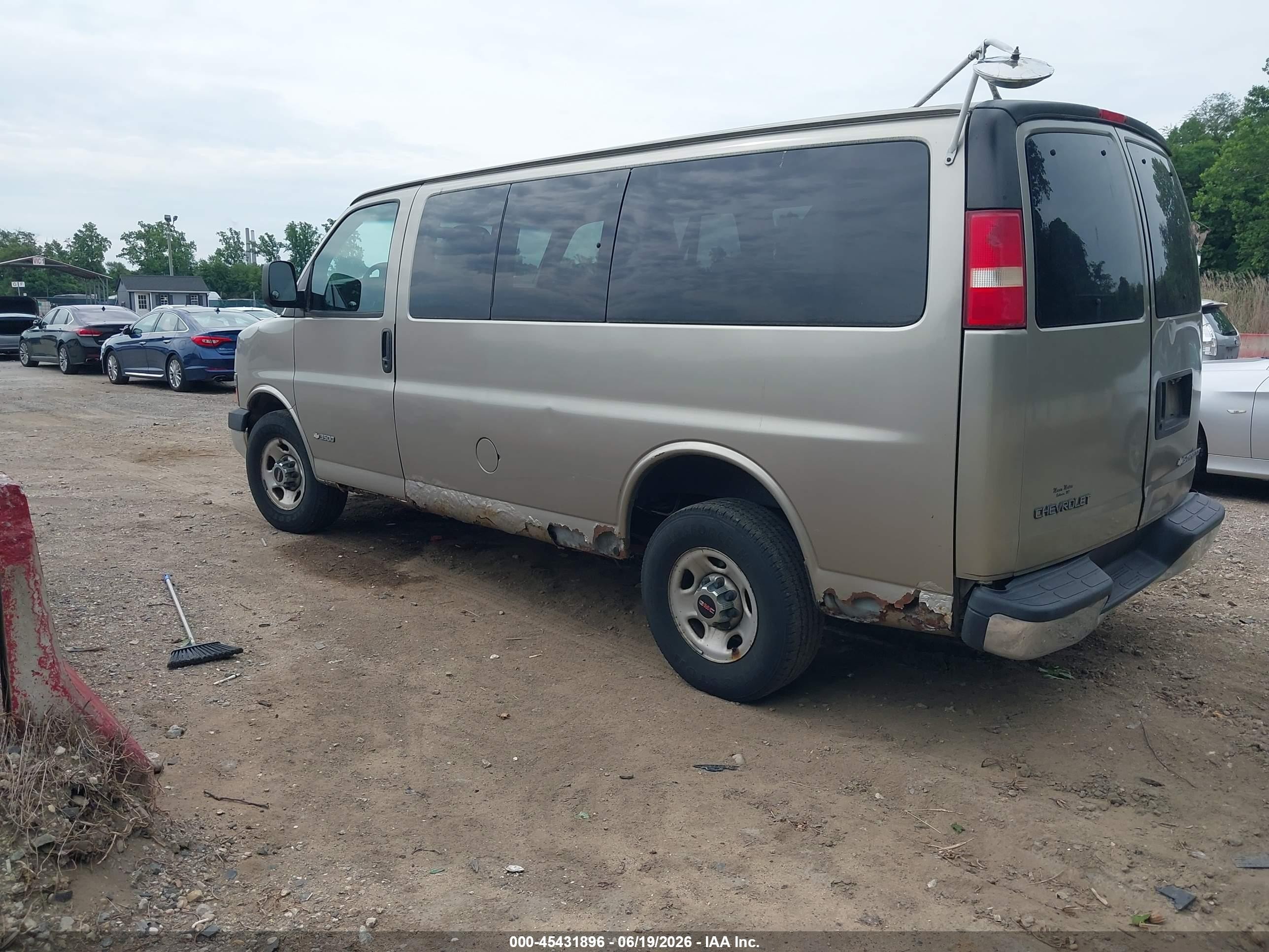 2003 Chevrolet Express   Gold vin: 1GAHG35U731229875