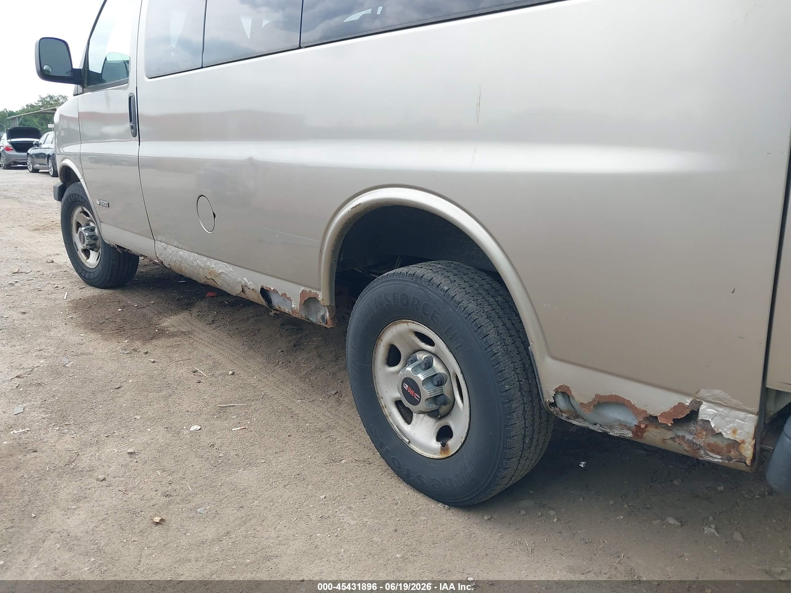 2003 Chevrolet Express   Gold vin: 1GAHG35U731229875