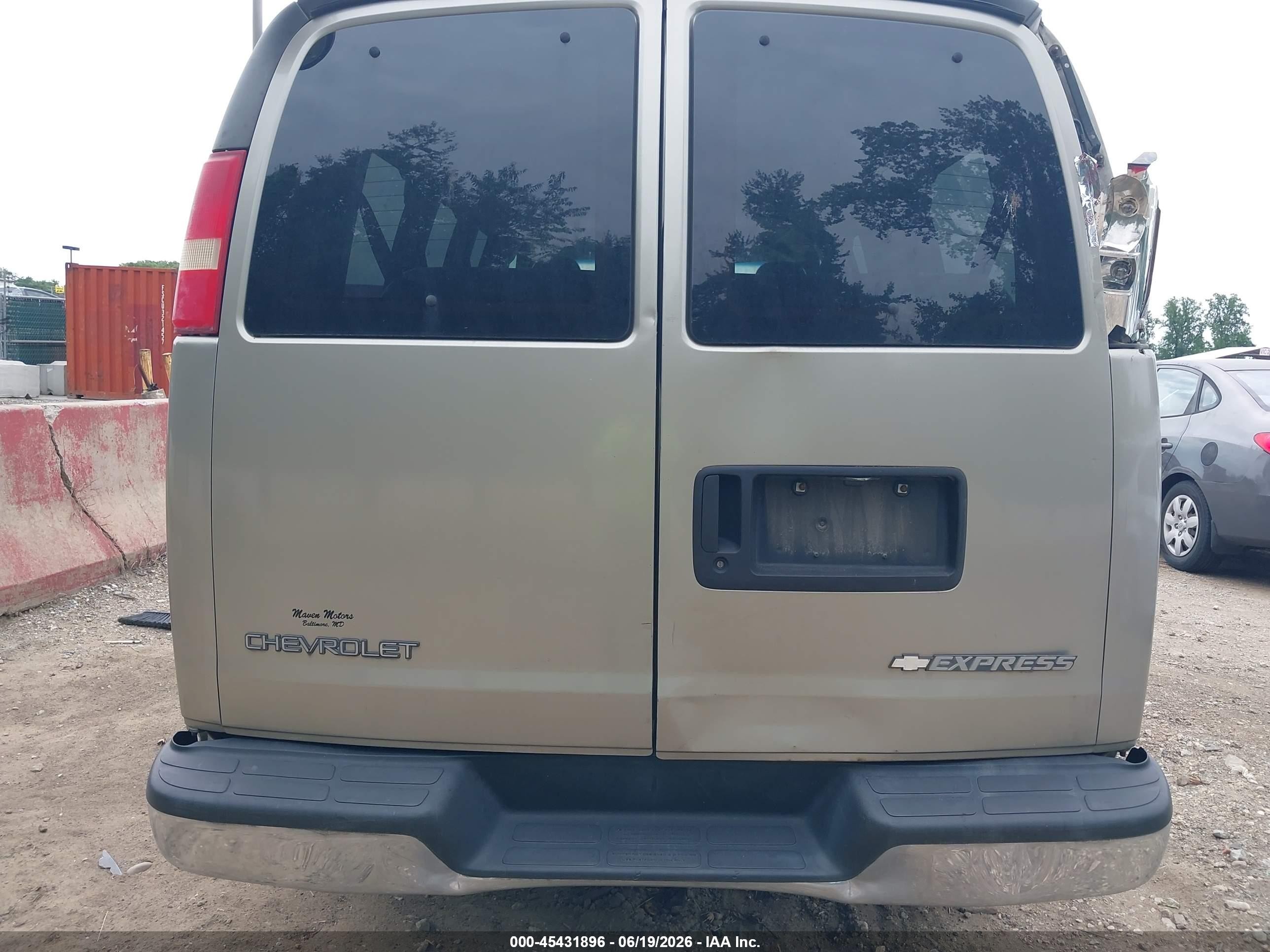2003 Chevrolet Express   Gold vin: 1GAHG35U731229875