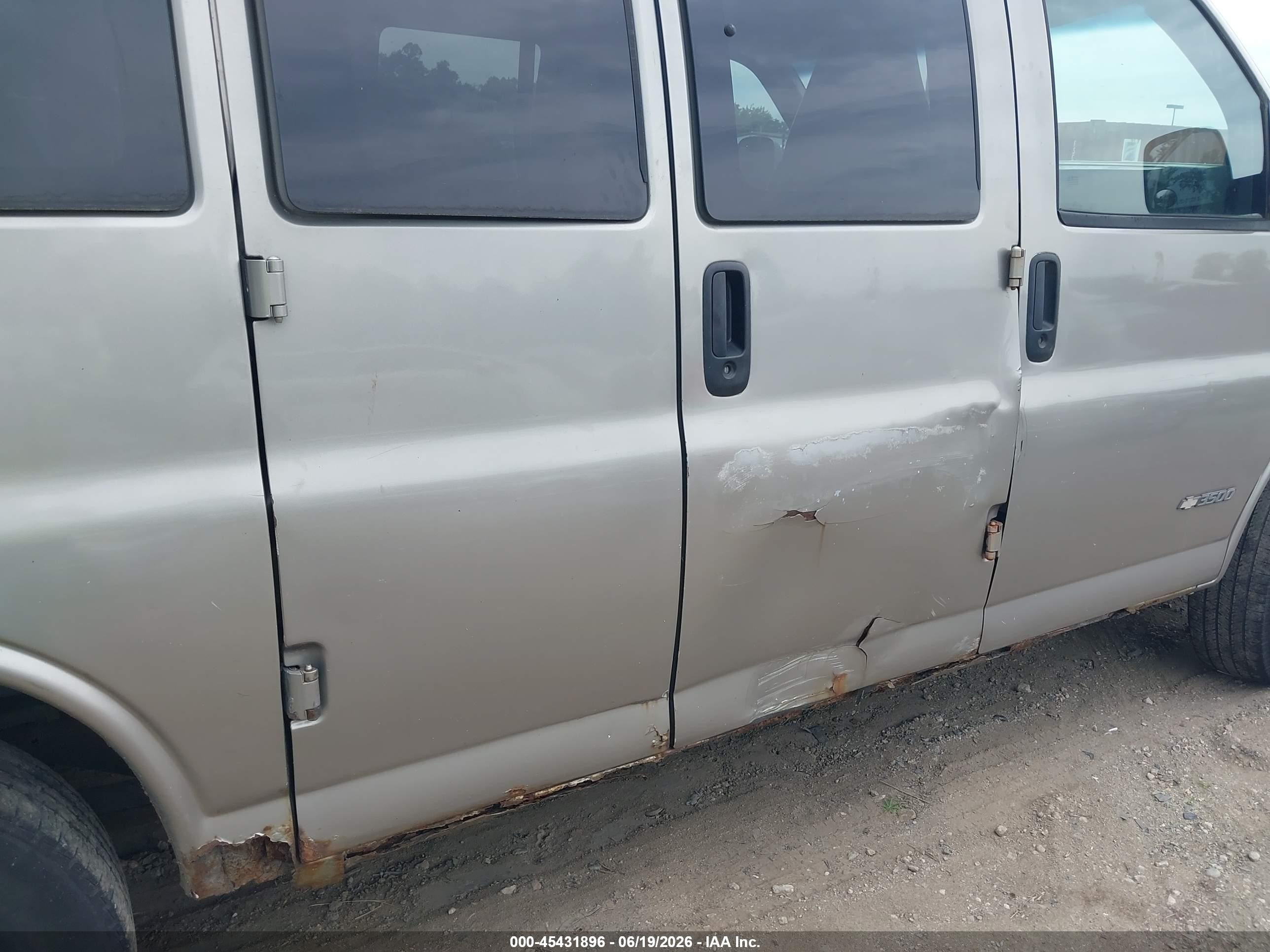 2003 Chevrolet Express   Gold vin: 1GAHG35U731229875