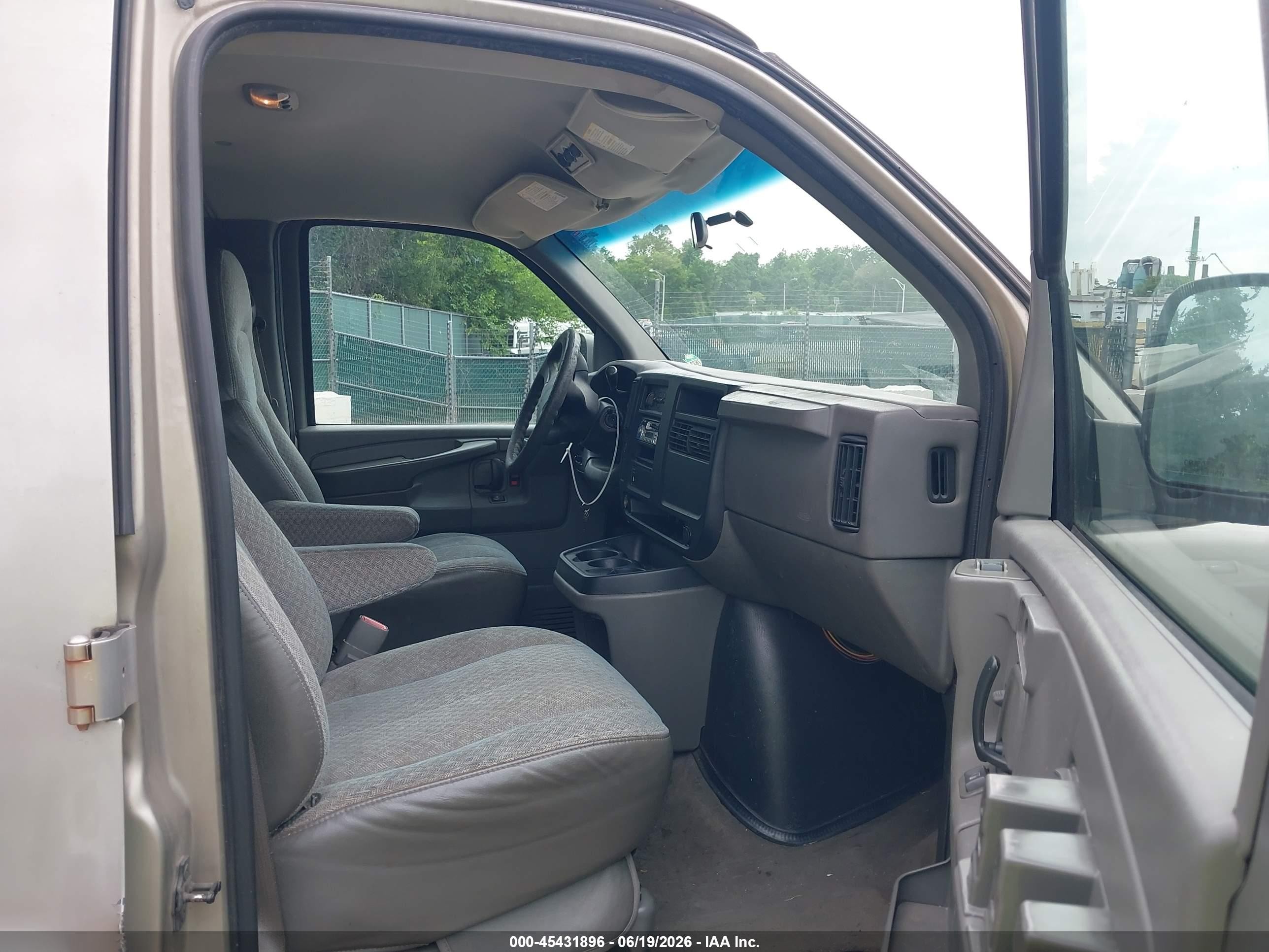 2003 Chevrolet Express   Gold vin: 1GAHG35U731229875