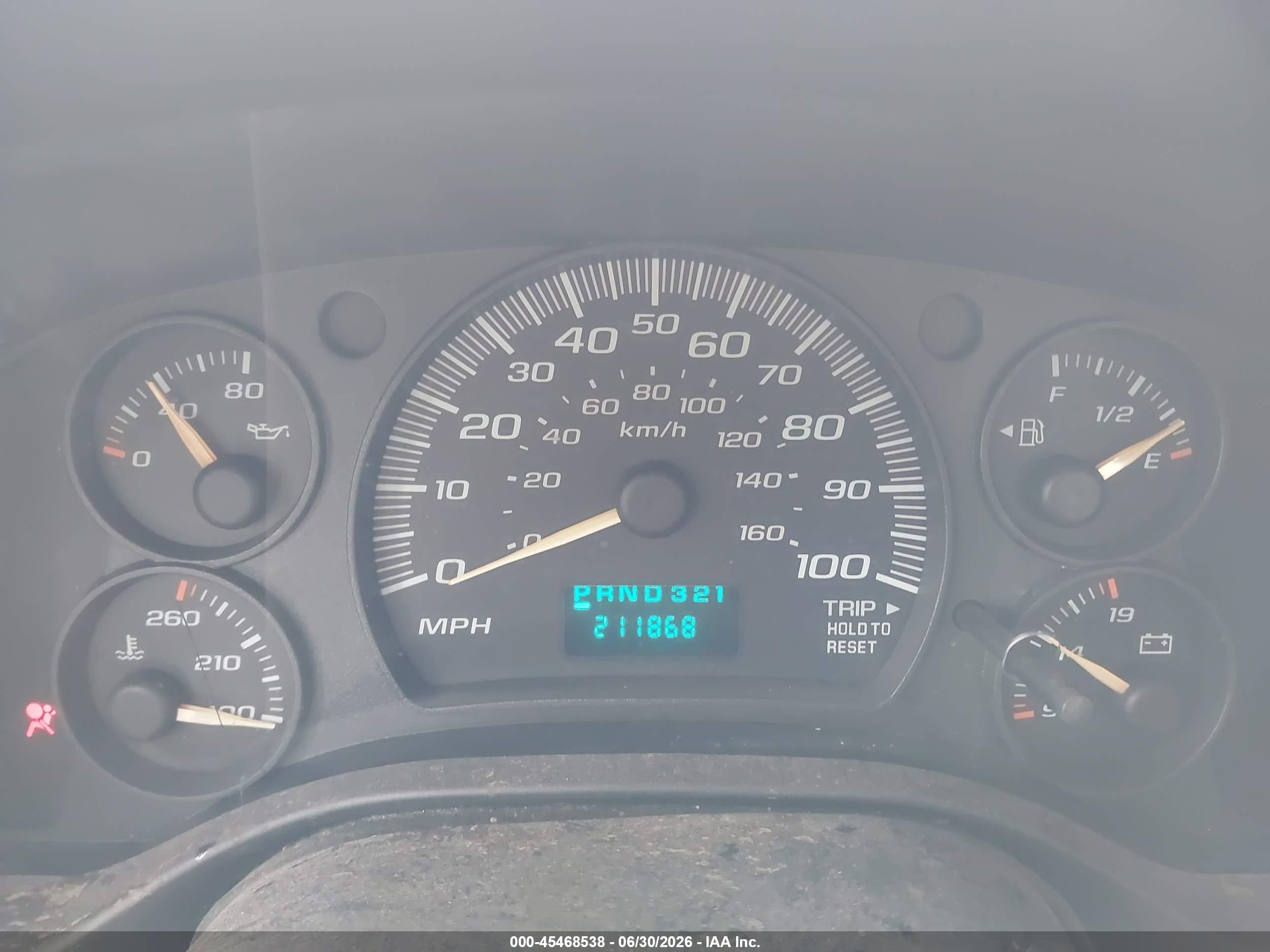 2005 Chevrolet Express Passenger   White vin: 1GAHG35U851161847