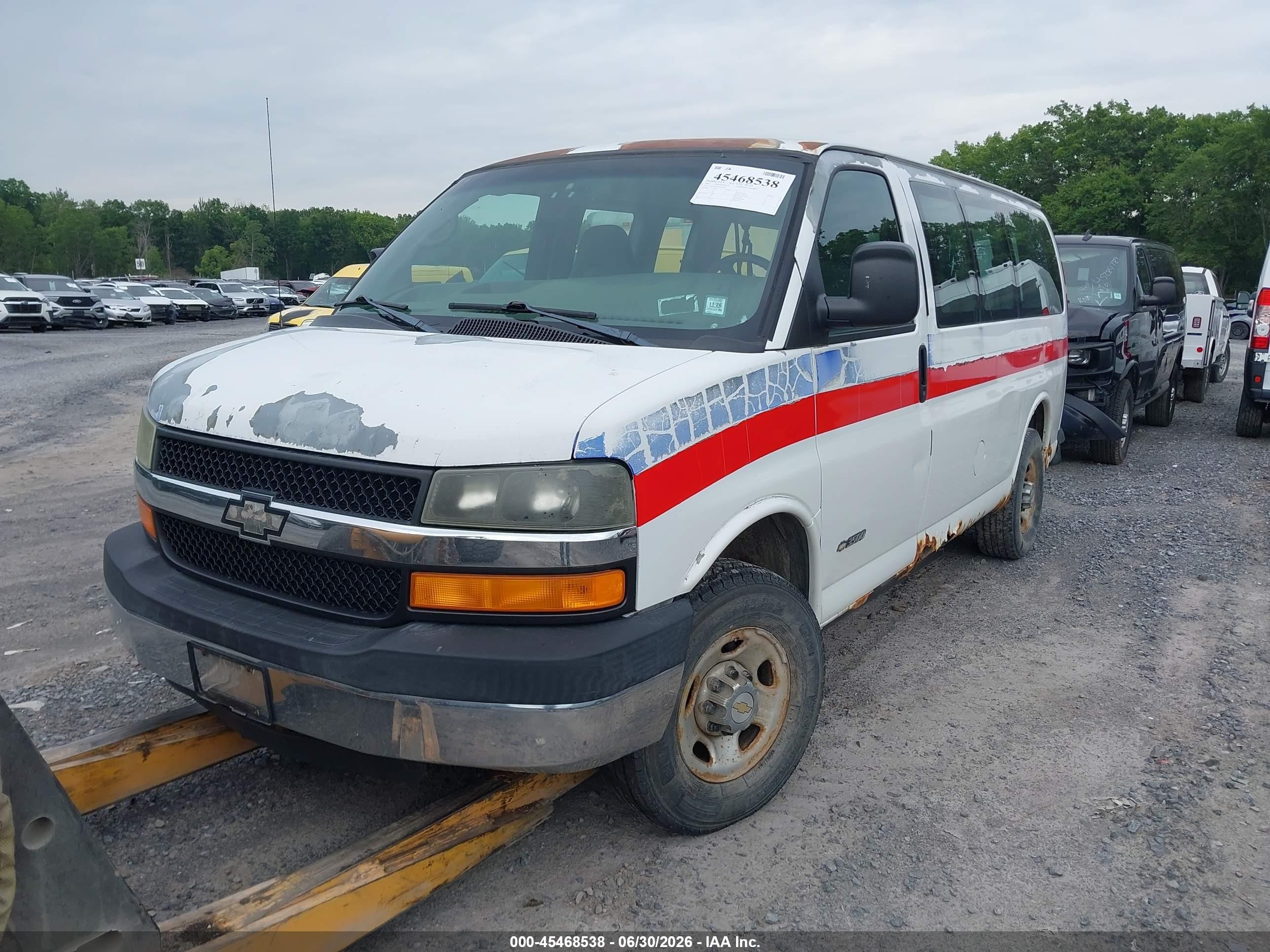 2005 Chevrolet Express Passenger   White vin: 1GAHG35U851161847