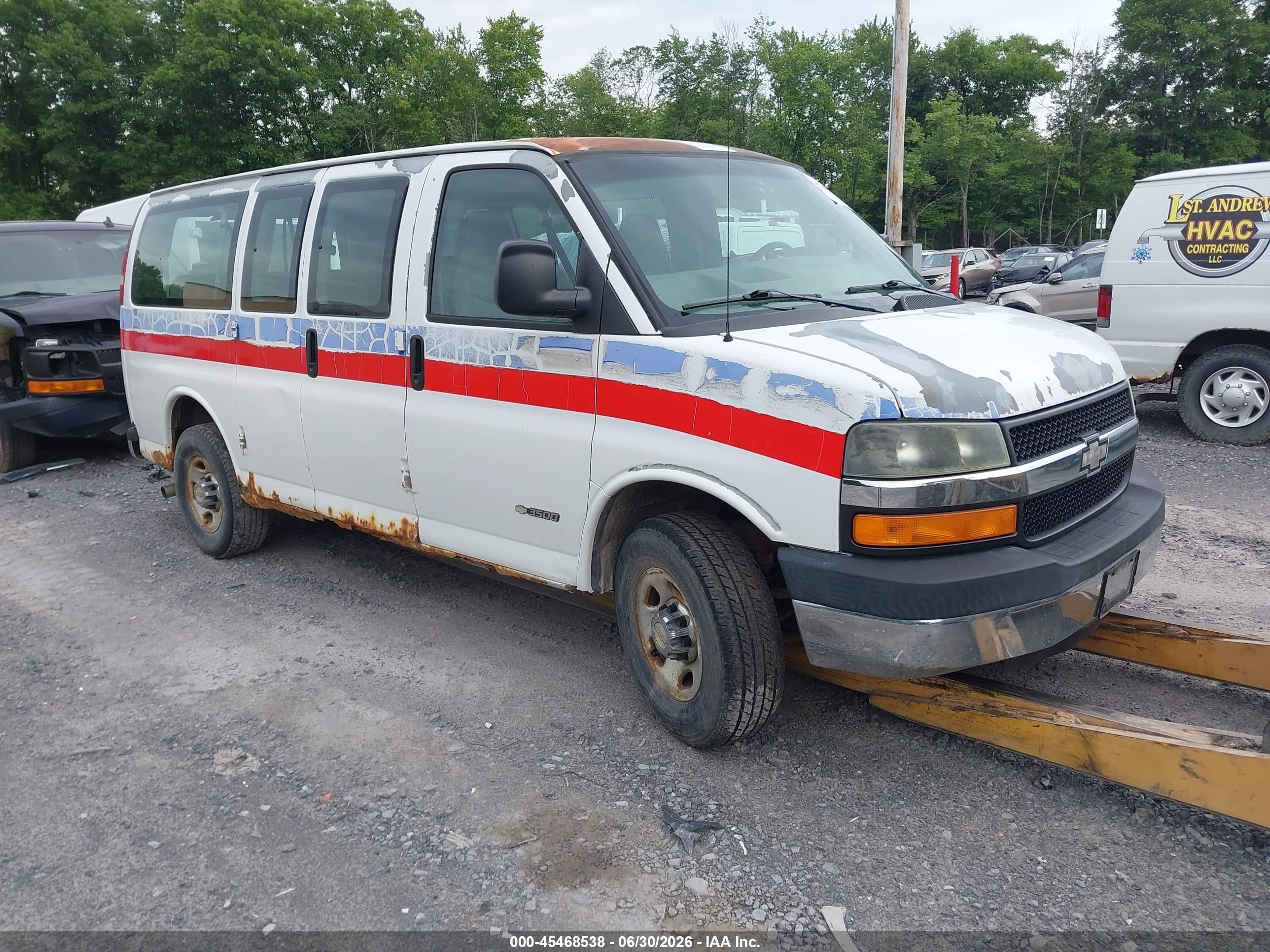 2005 Chevrolet Express Passenger   White vin: 1GAHG35U851161847
