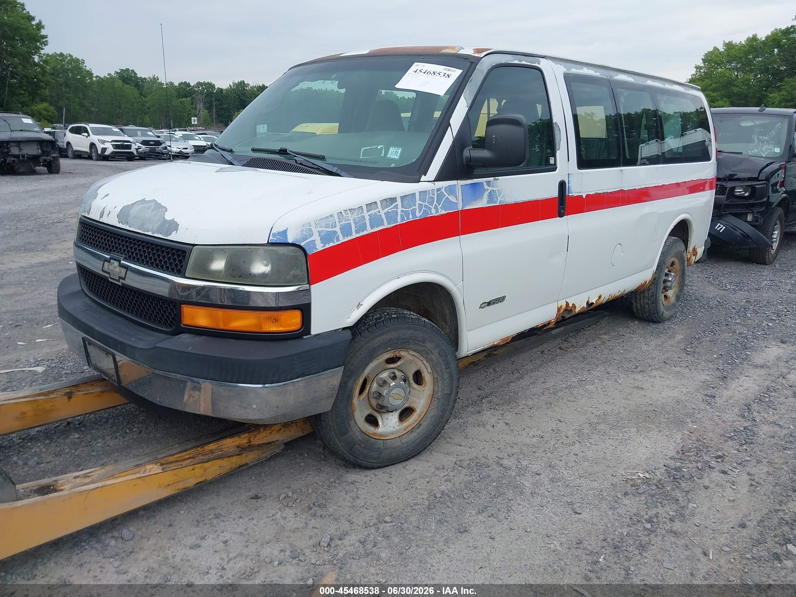 2005 Chevrolet Express Passenger   White vin: 1GAHG35U851161847