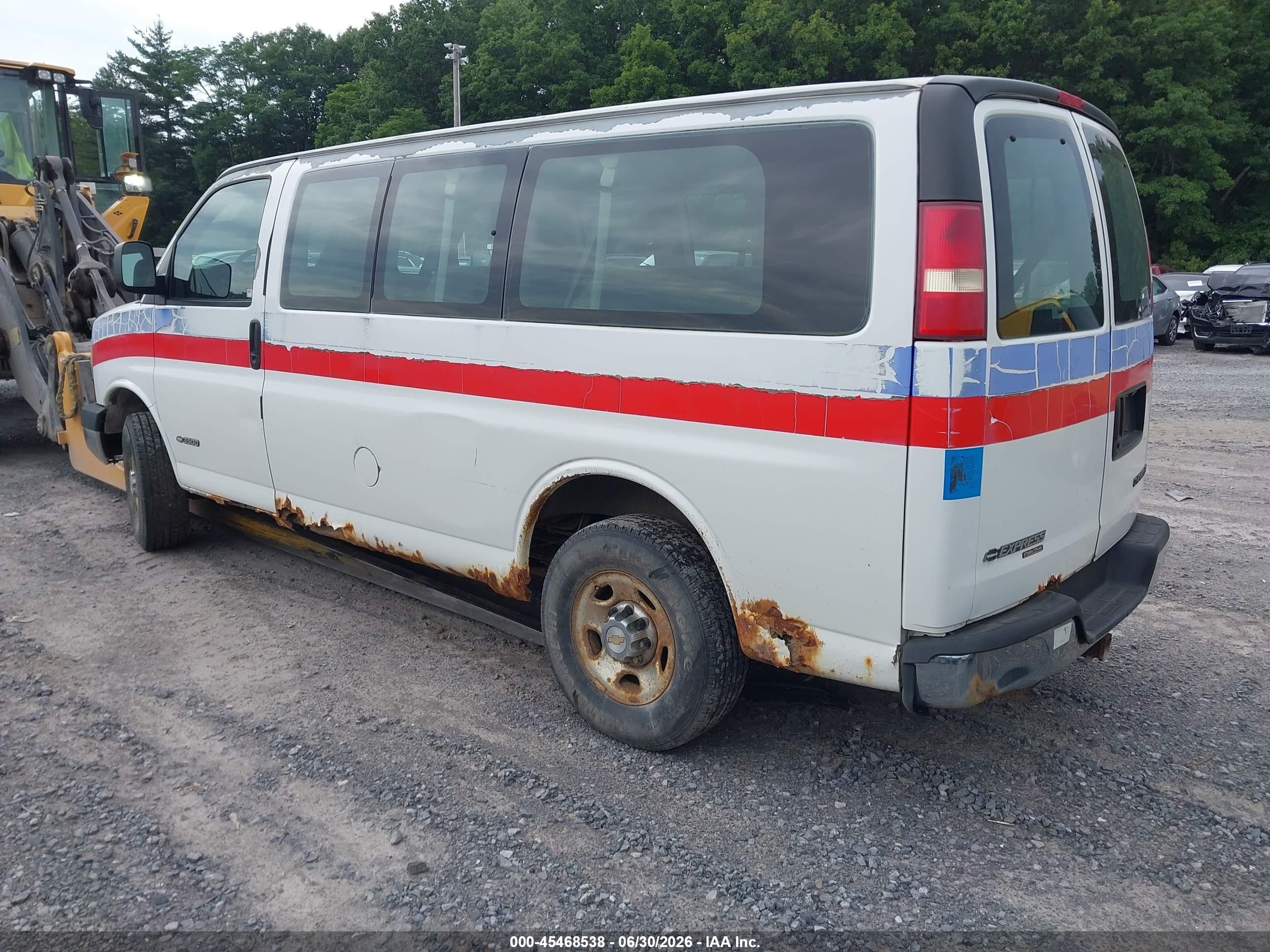 2005 Chevrolet Express Passenger   White vin: 1GAHG35U851161847