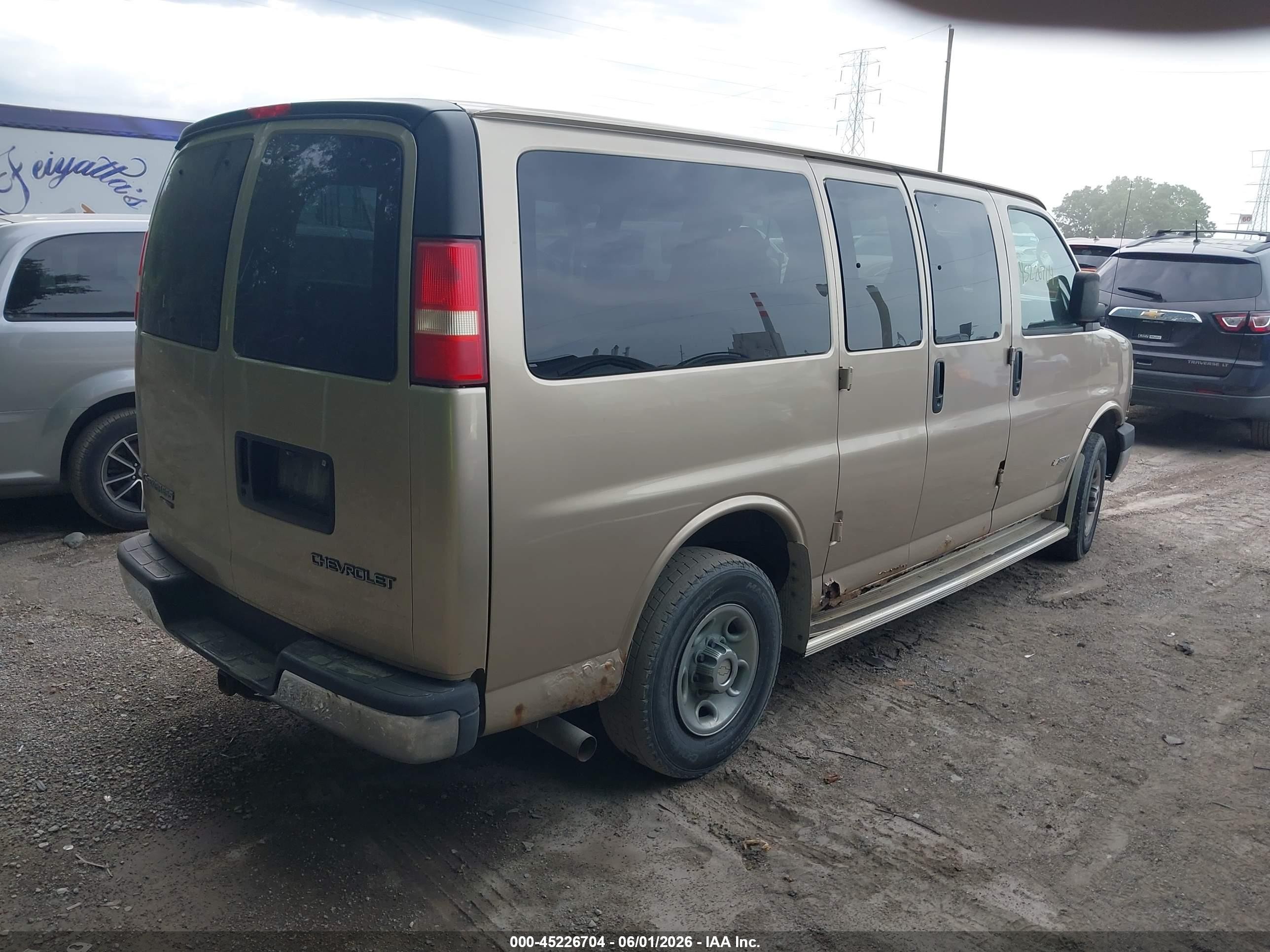 2005 Chevrolet Express   Gold vin: 1GAHG35UX51267670