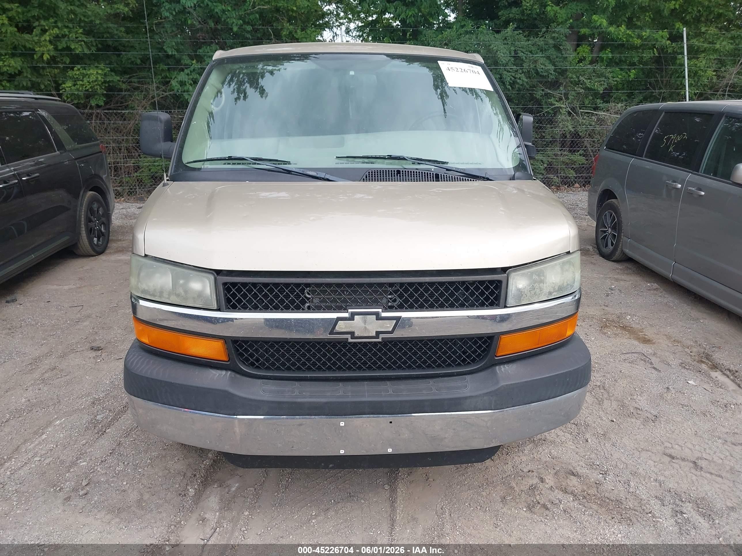 2005 Chevrolet Express   Gold vin: 1GAHG35UX51267670