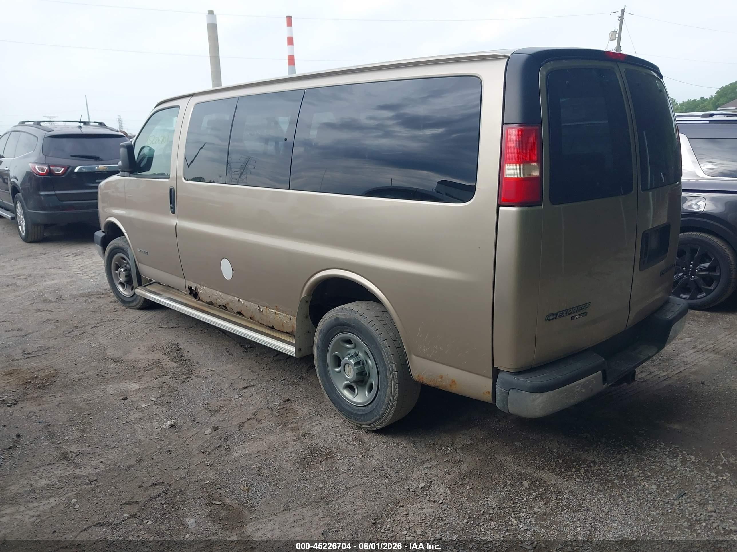 2005 Chevrolet Express   Gold vin: 1GAHG35UX51267670