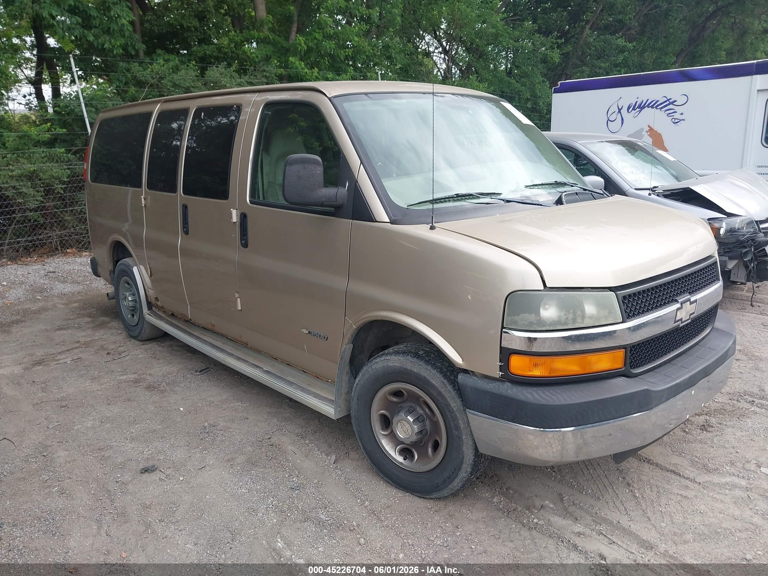 2005 Chevrolet Express   Gold vin: 1GAHG35UX51267670