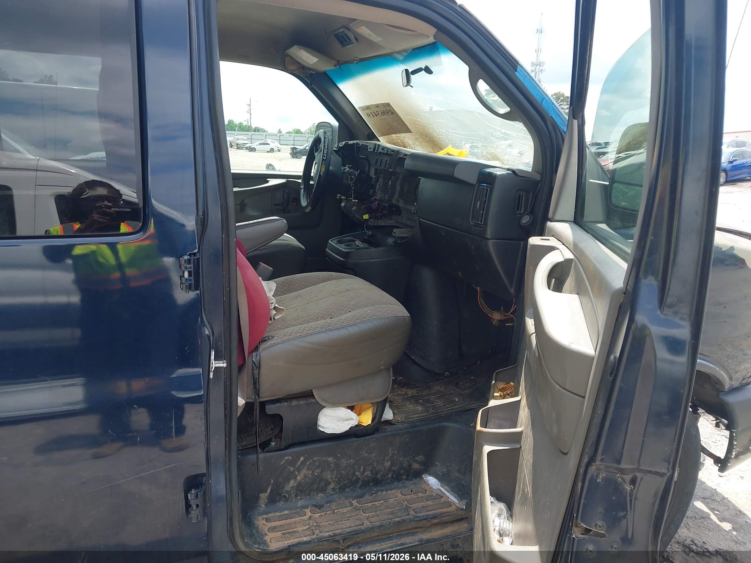 2009 Chevrolet Express 3500 Ls Blue vin: 1GAHG39K091161890