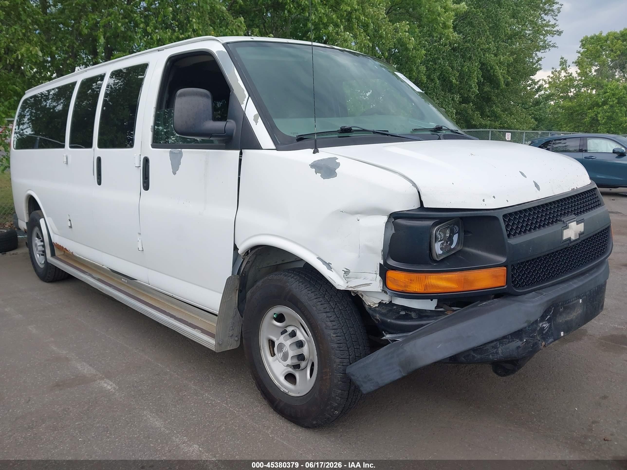 2008 Chevrolet Express Passenger Ls White vin: 1GAHG39K681226918