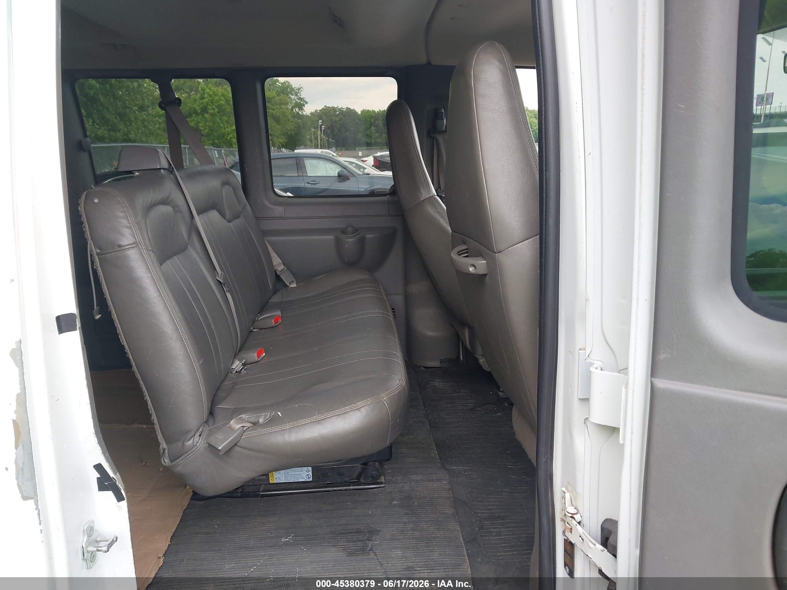 2008 Chevrolet Express Passenger Ls Белый vin: 1GAHG39K681226918