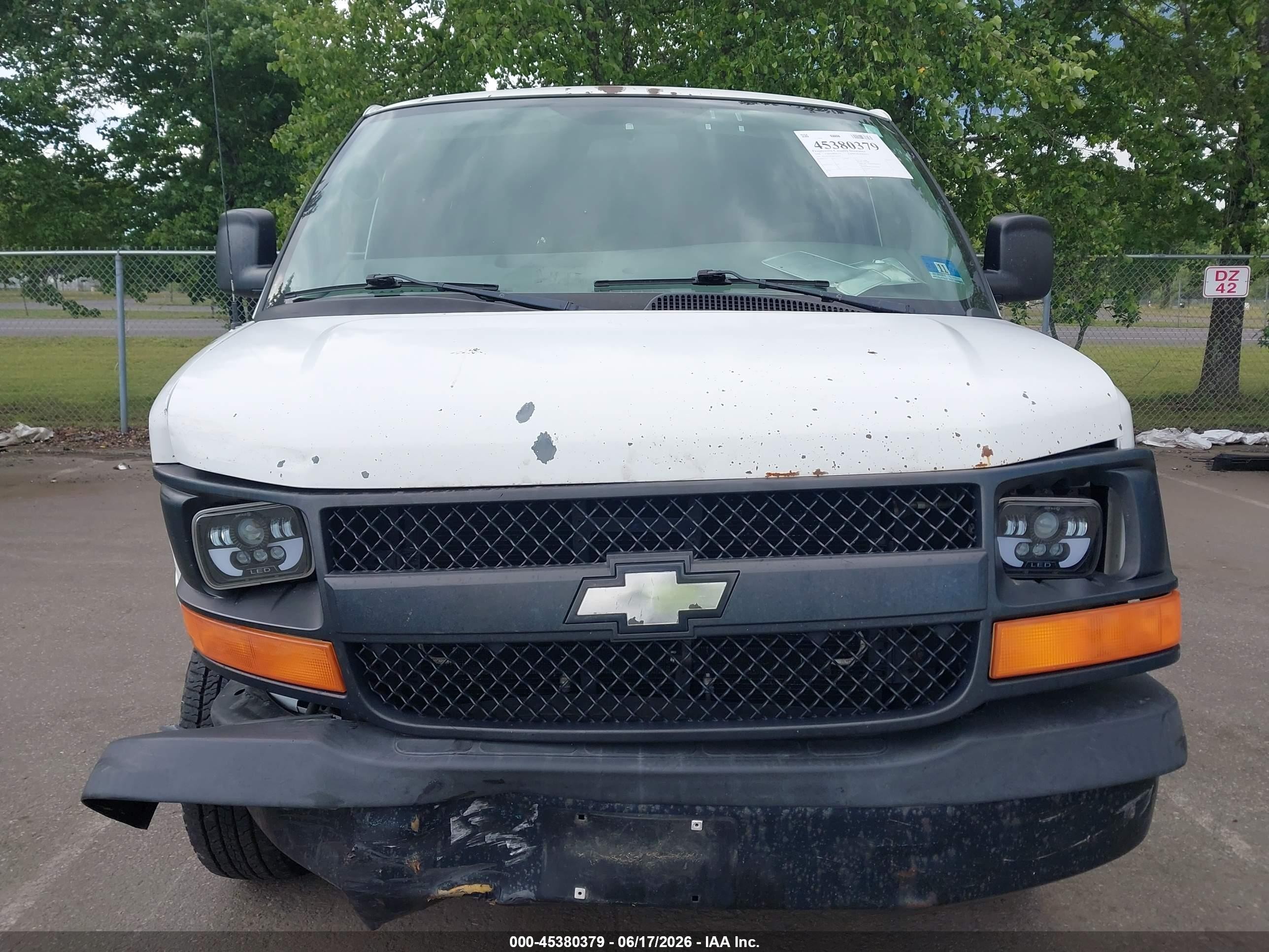 2008 Chevrolet Express Passenger Ls Белый vin: 1GAHG39K681226918