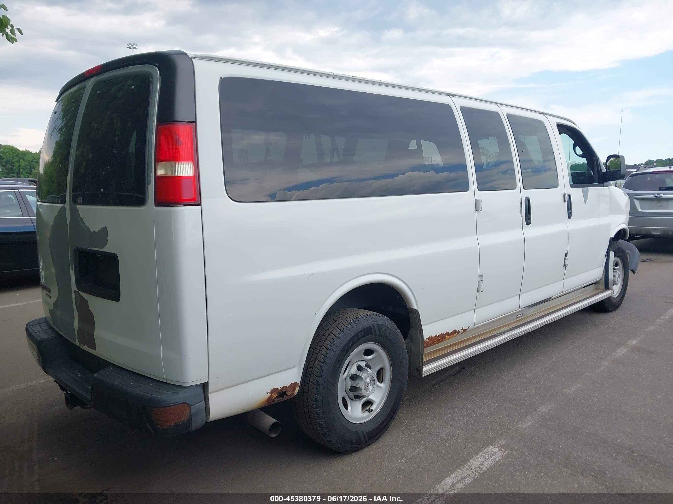 2008 Chevrolet Express Passenger Ls Белый vin: 1GAHG39K681226918
