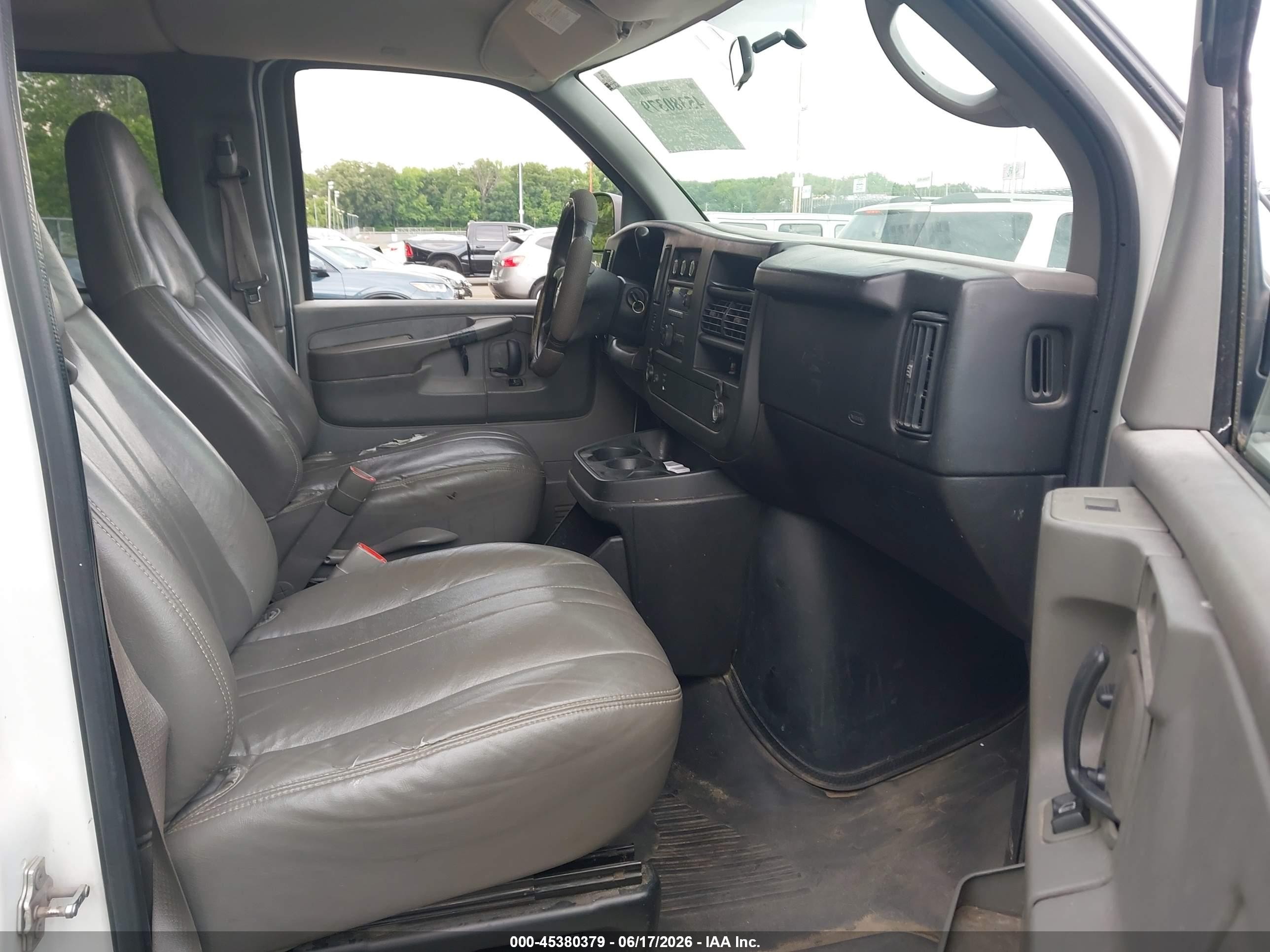 2008 Chevrolet Express Passenger Ls Белый vin: 1GAHG39K681226918