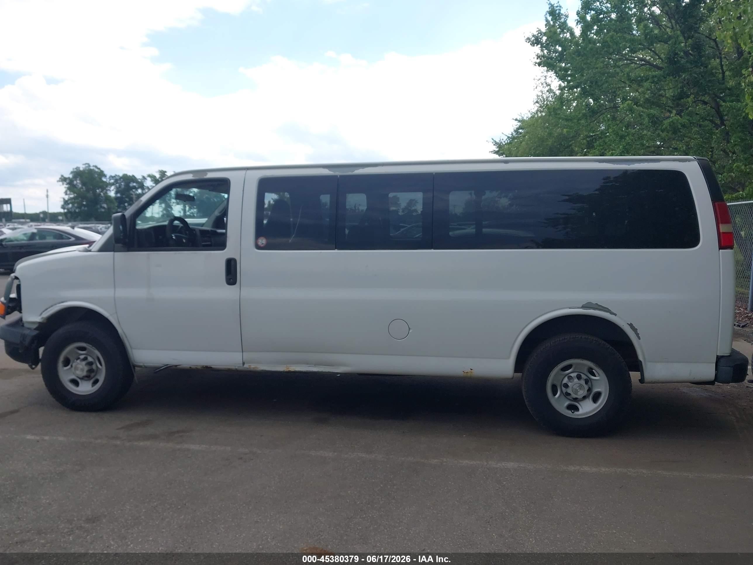 2008 Chevrolet Express Passenger Ls Белый vin: 1GAHG39K681226918
