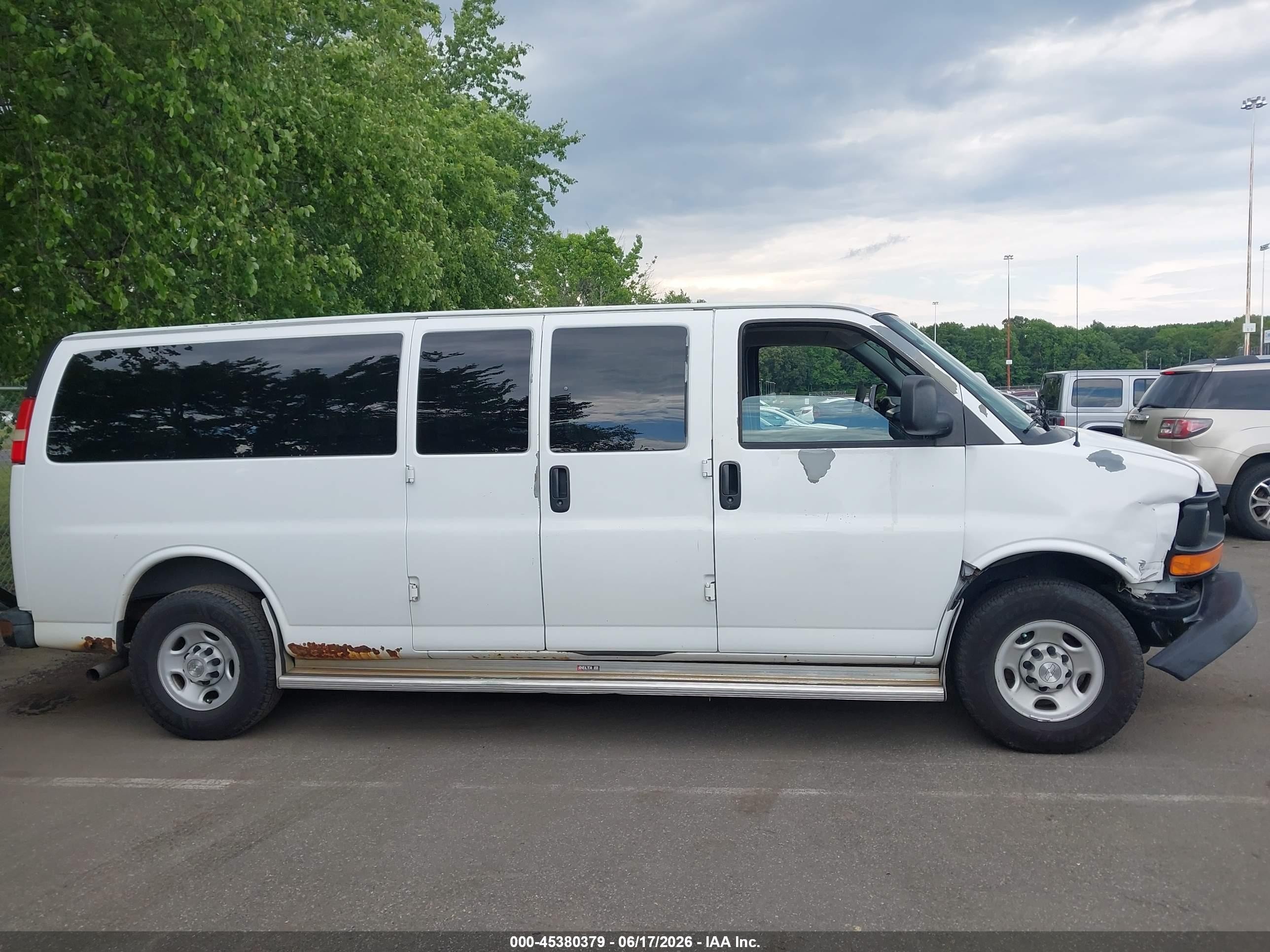 2008 Chevrolet Express Passenger Ls Белый vin: 1GAHG39K681226918