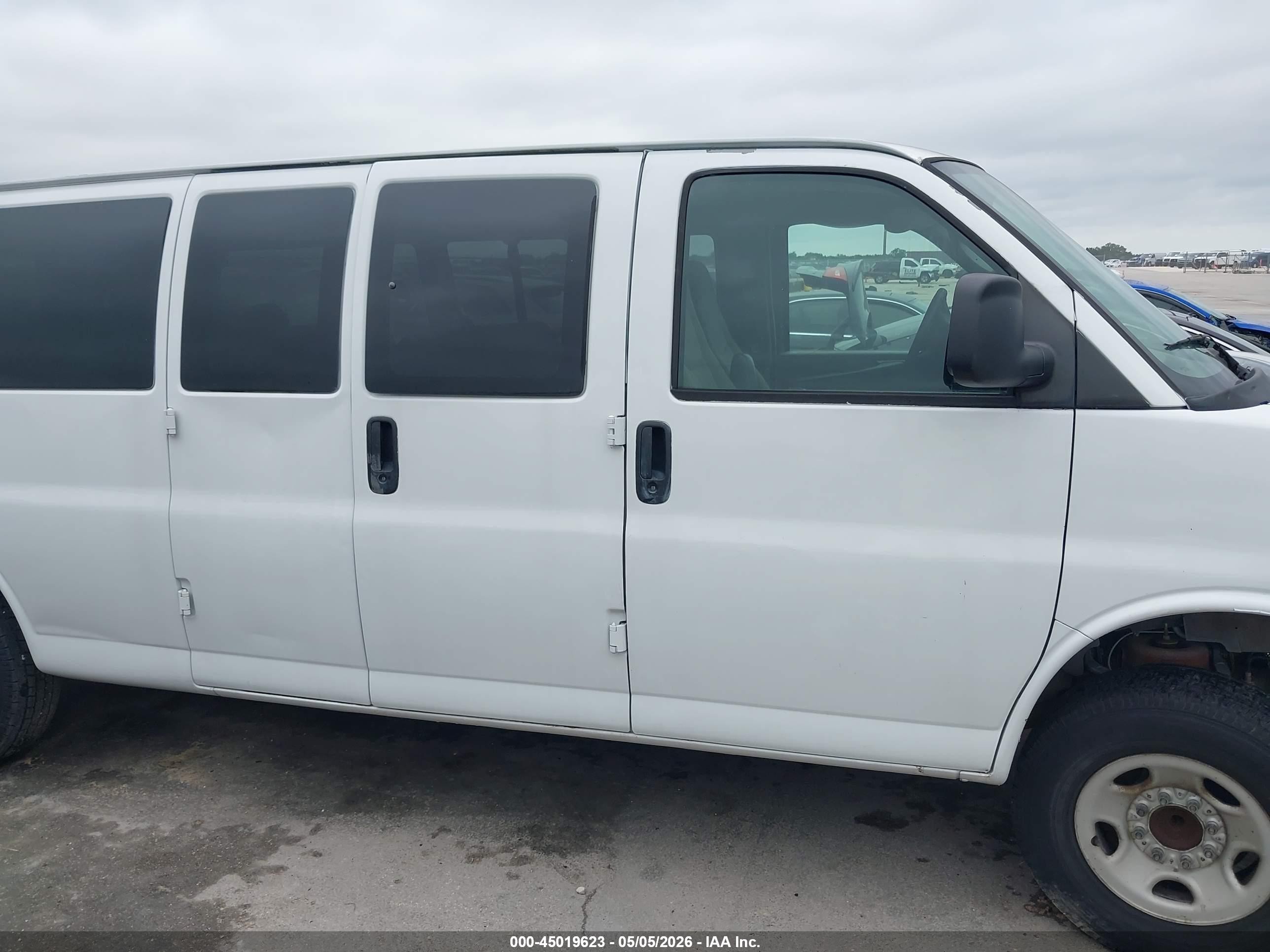 2008 Chevrolet Express Ls White vin: 1GAHG39K781233036