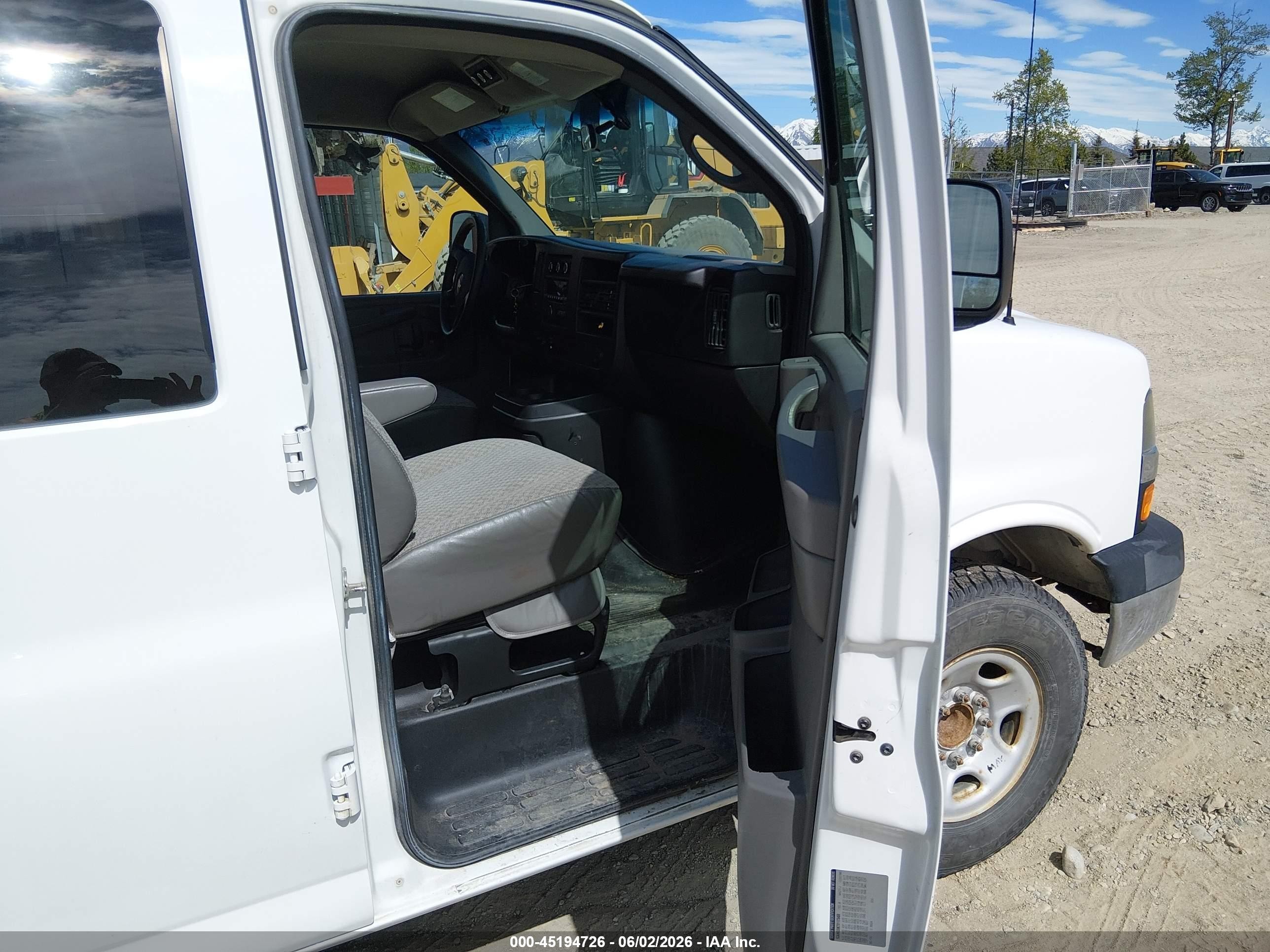 2009 Chevrolet Express 3500 Ls White vin: 1GAHG39K791173468
