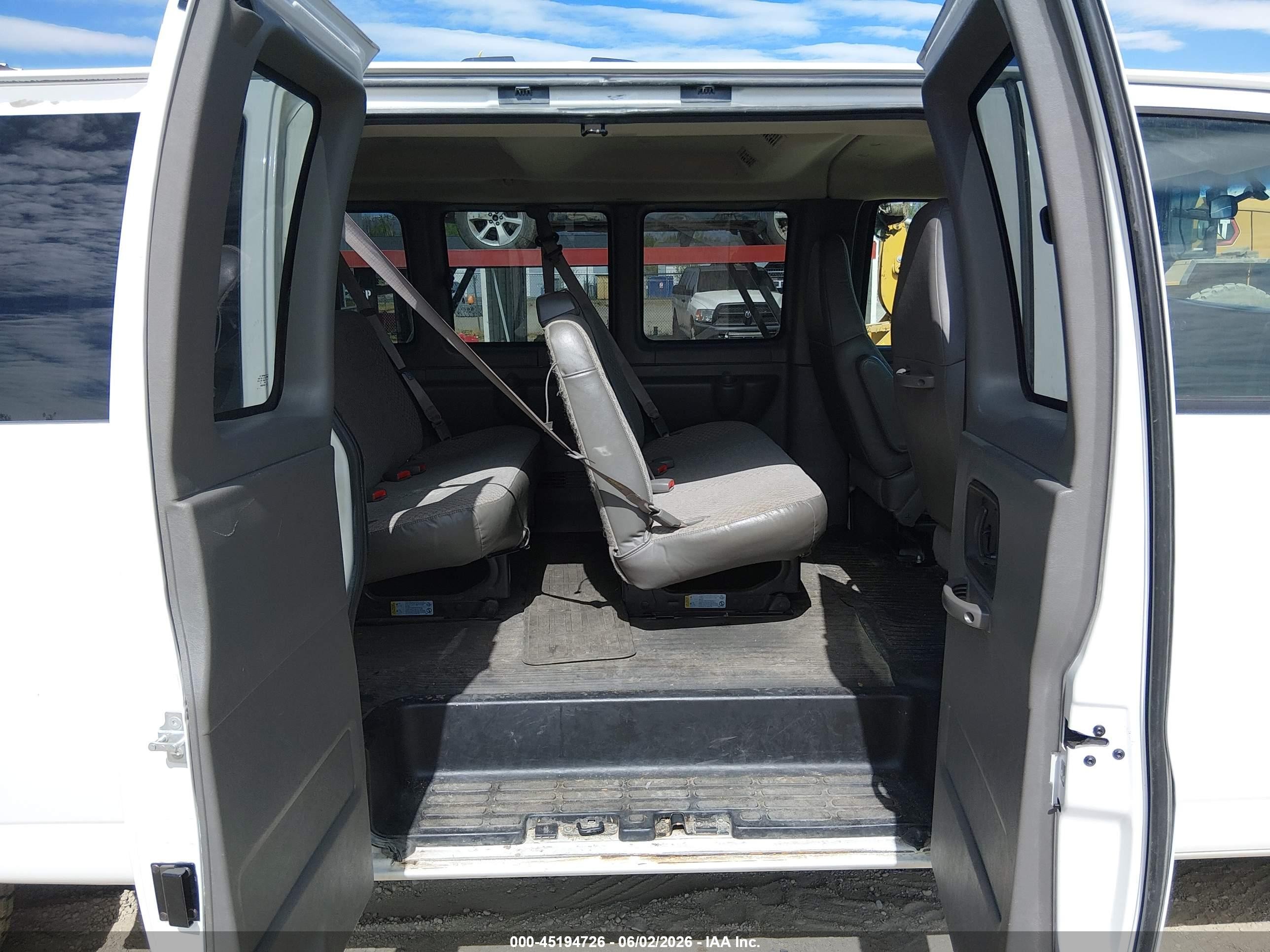 2009 Chevrolet Express 3500 Ls White vin: 1GAHG39K791173468