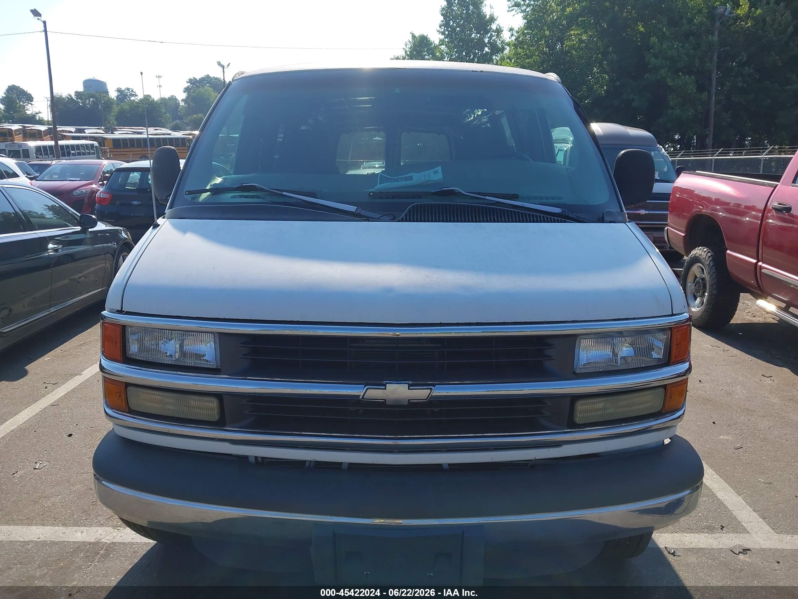 1998 Chevrolet Express Van G3500 White vin: 1GAHG39R1W1050211