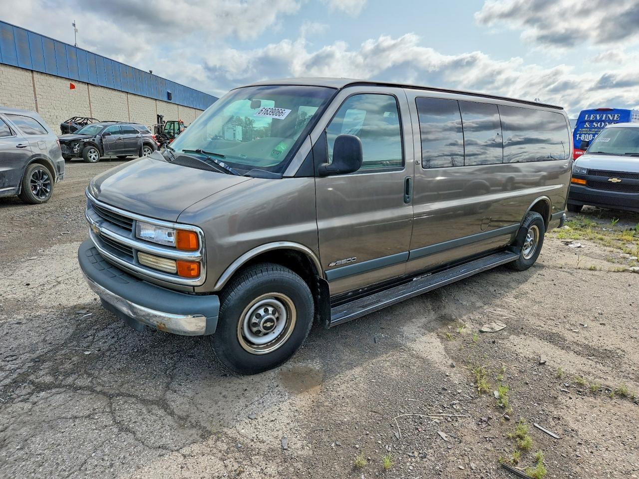 1999 Chevrolet Express G3500 Желто-коричневый vin: 1GAHG39R1X1002239