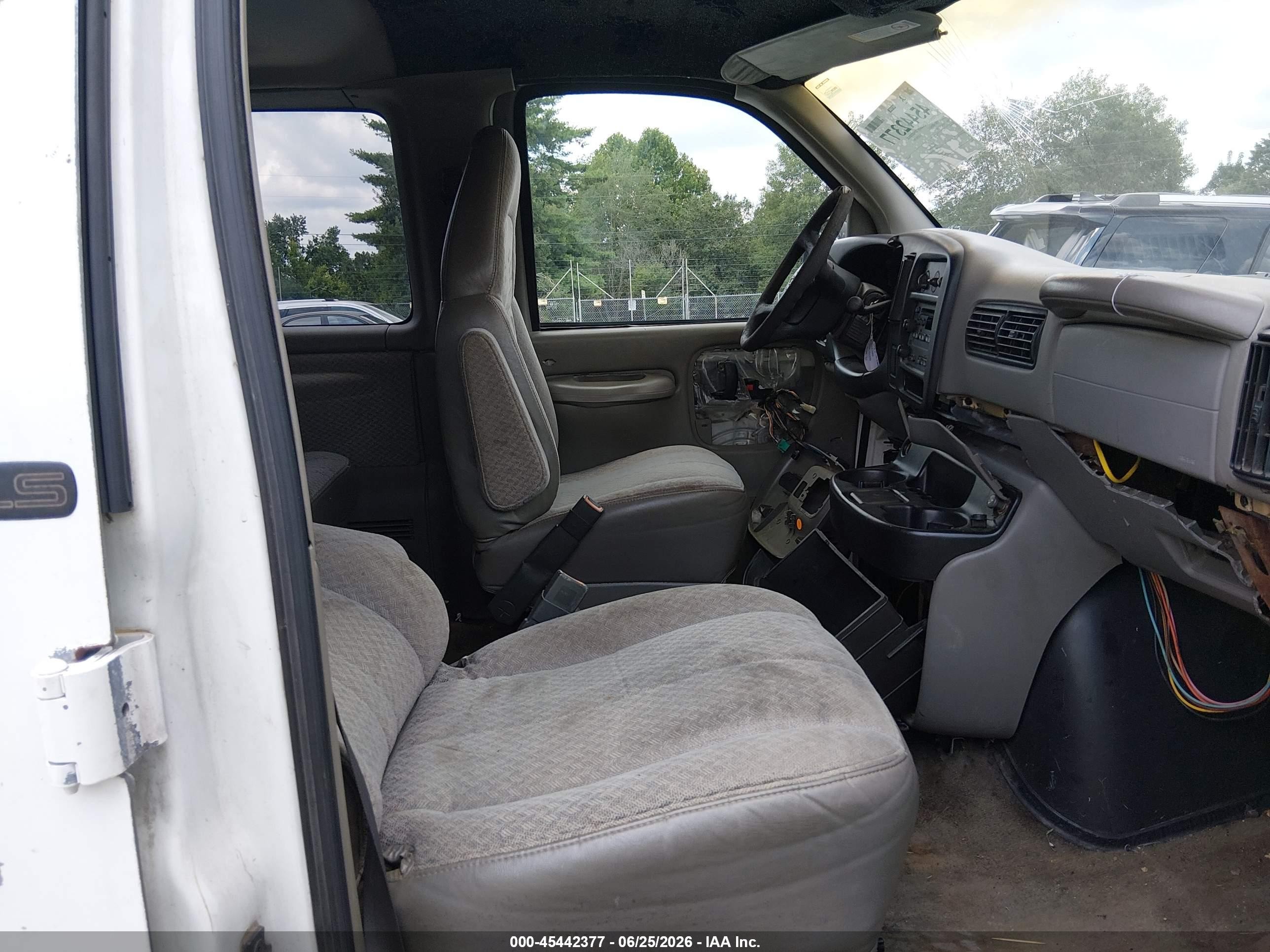 2001 Chevrolet Express   White vin: 1GAHG39R211169846