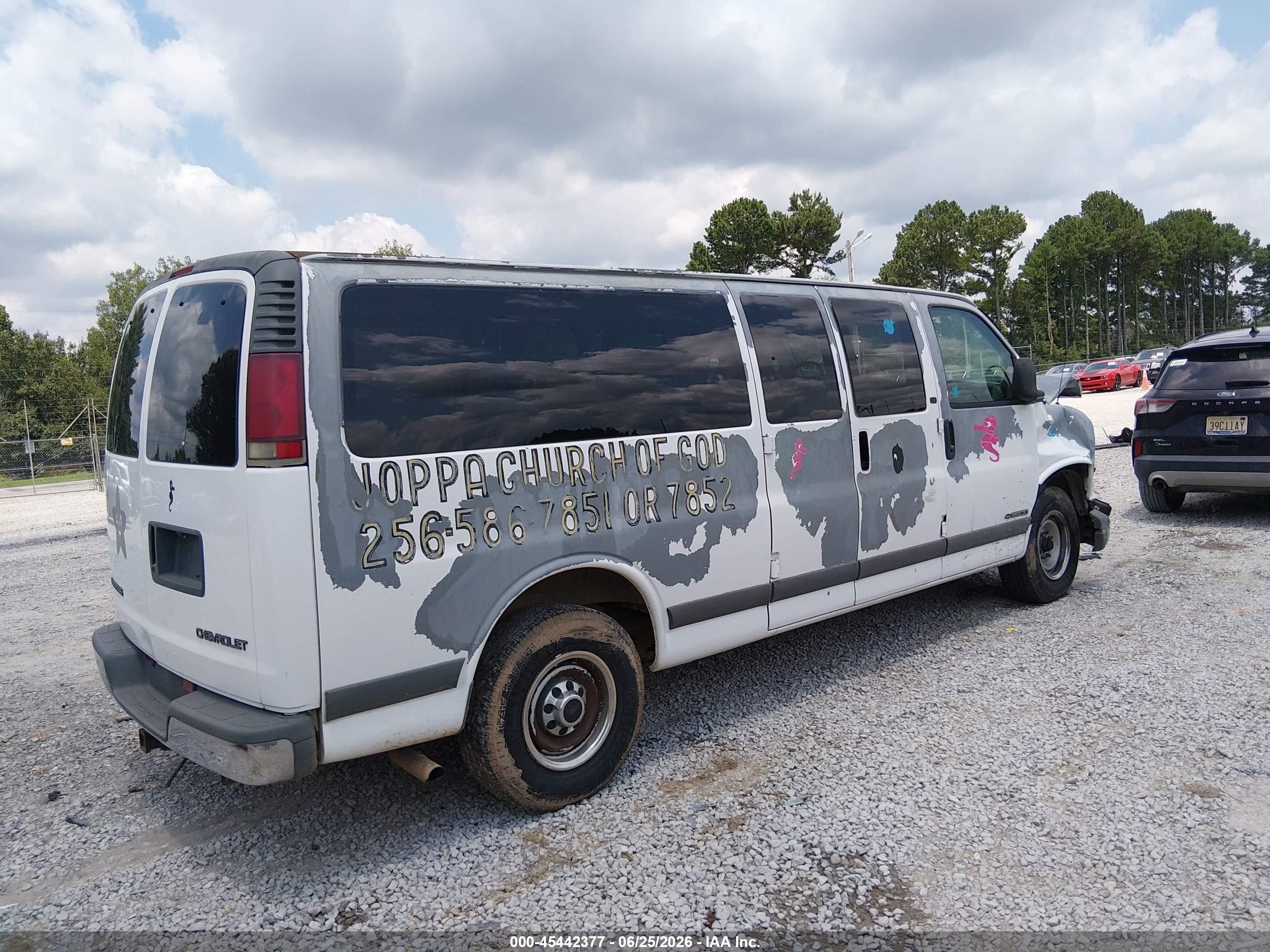 2001 Chevrolet Express   White vin: 1GAHG39R211169846