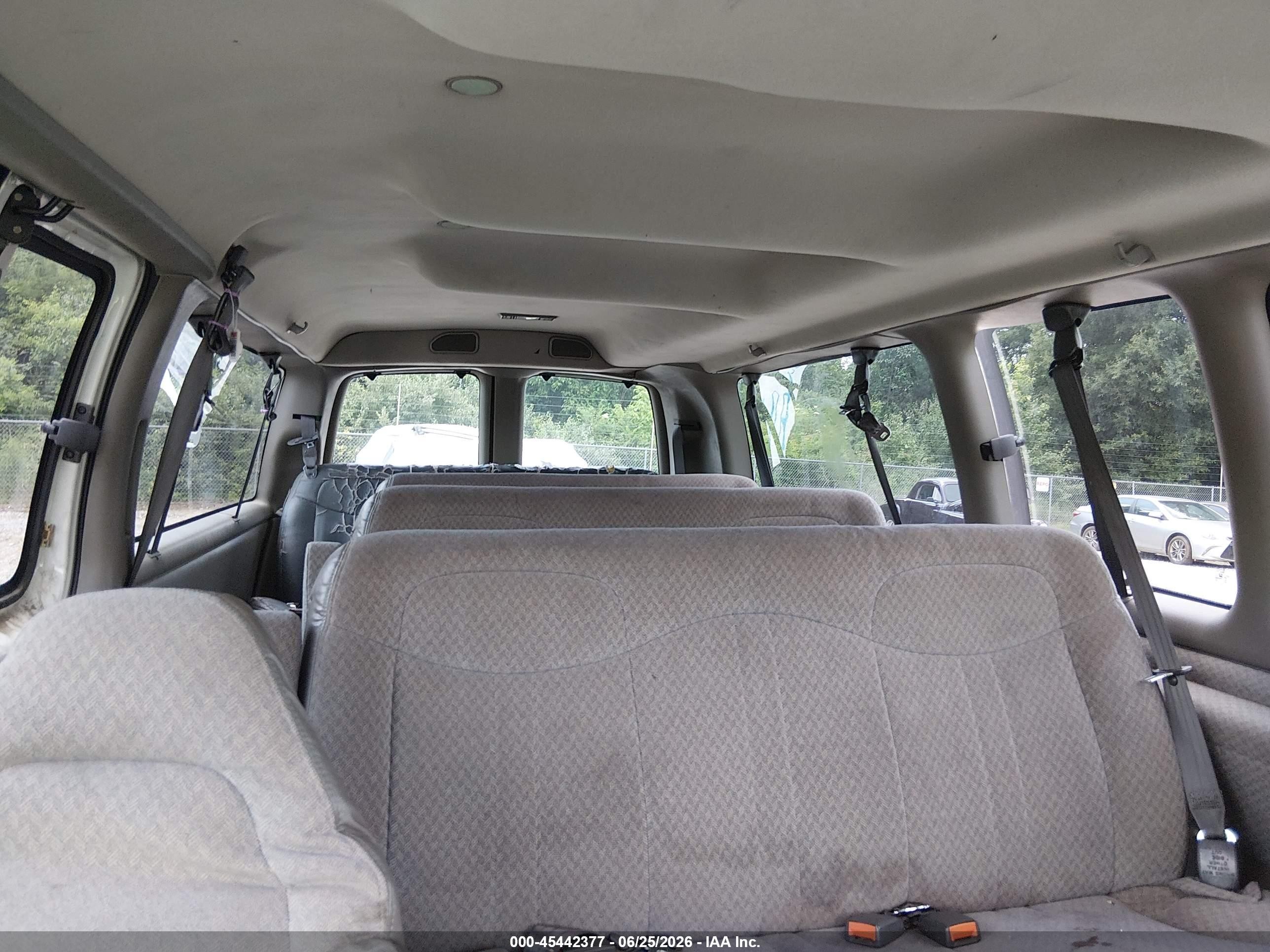 2001 Chevrolet Express   White vin: 1GAHG39R211169846