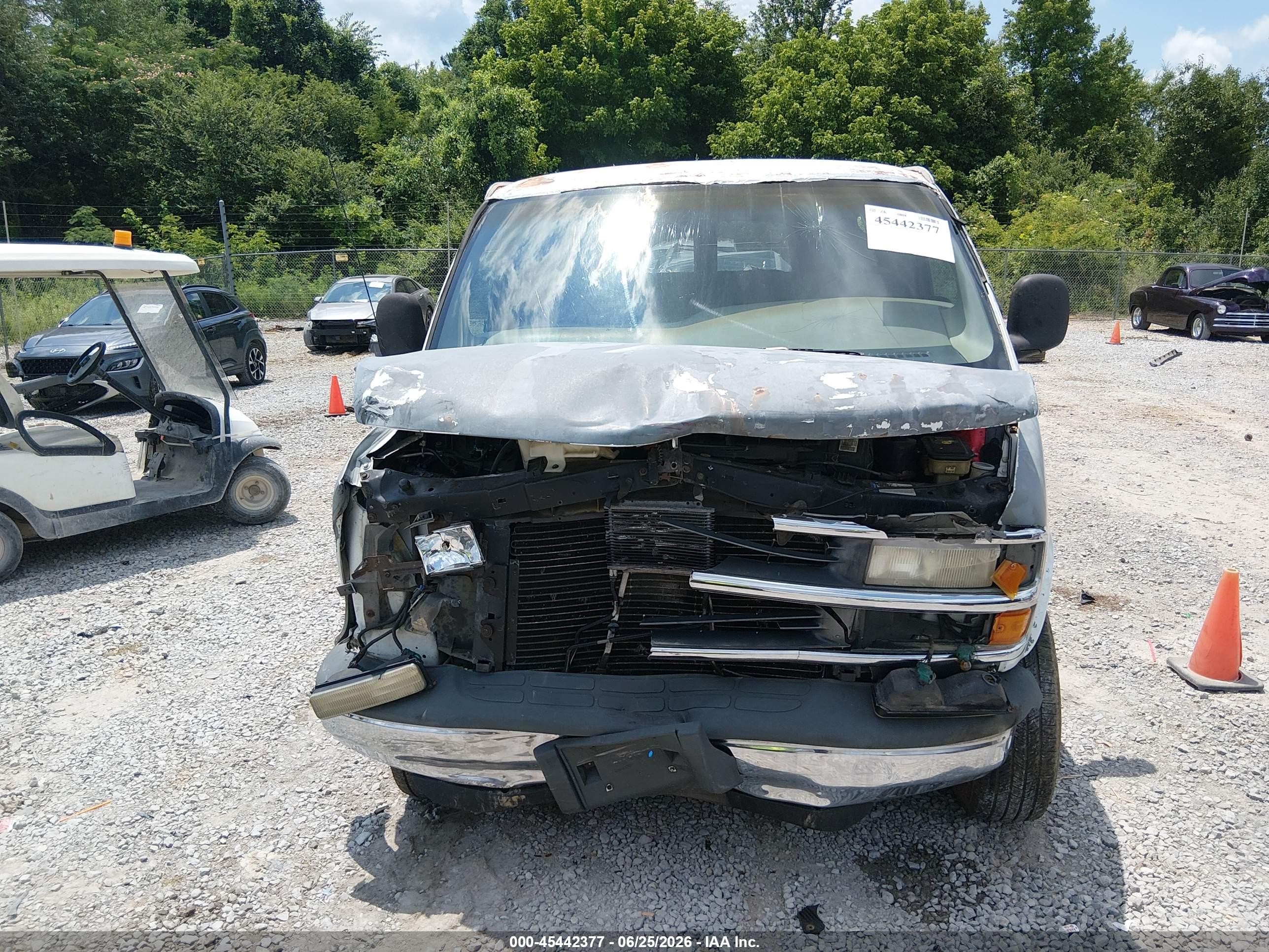 2001 Chevrolet Express   White vin: 1GAHG39R211169846
