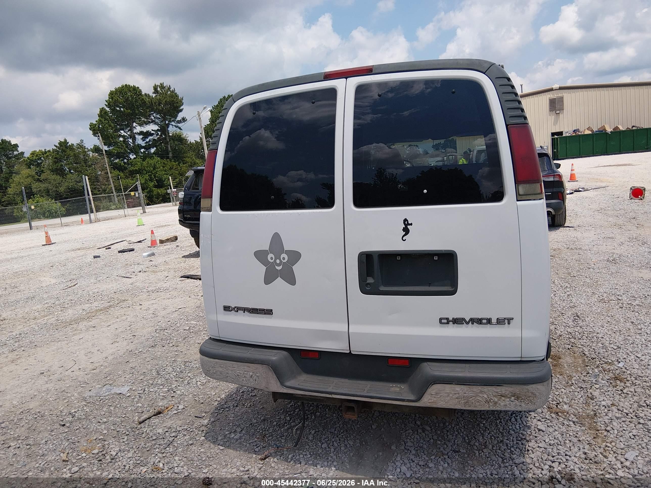 2001 Chevrolet Express   White vin: 1GAHG39R211169846
