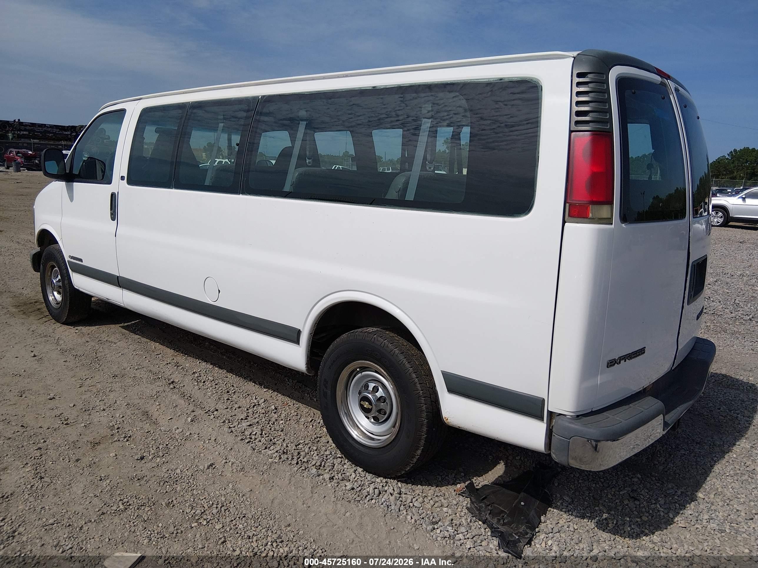 2002 Chevrolet Express Van   White vin: 1GAHG39R221189239